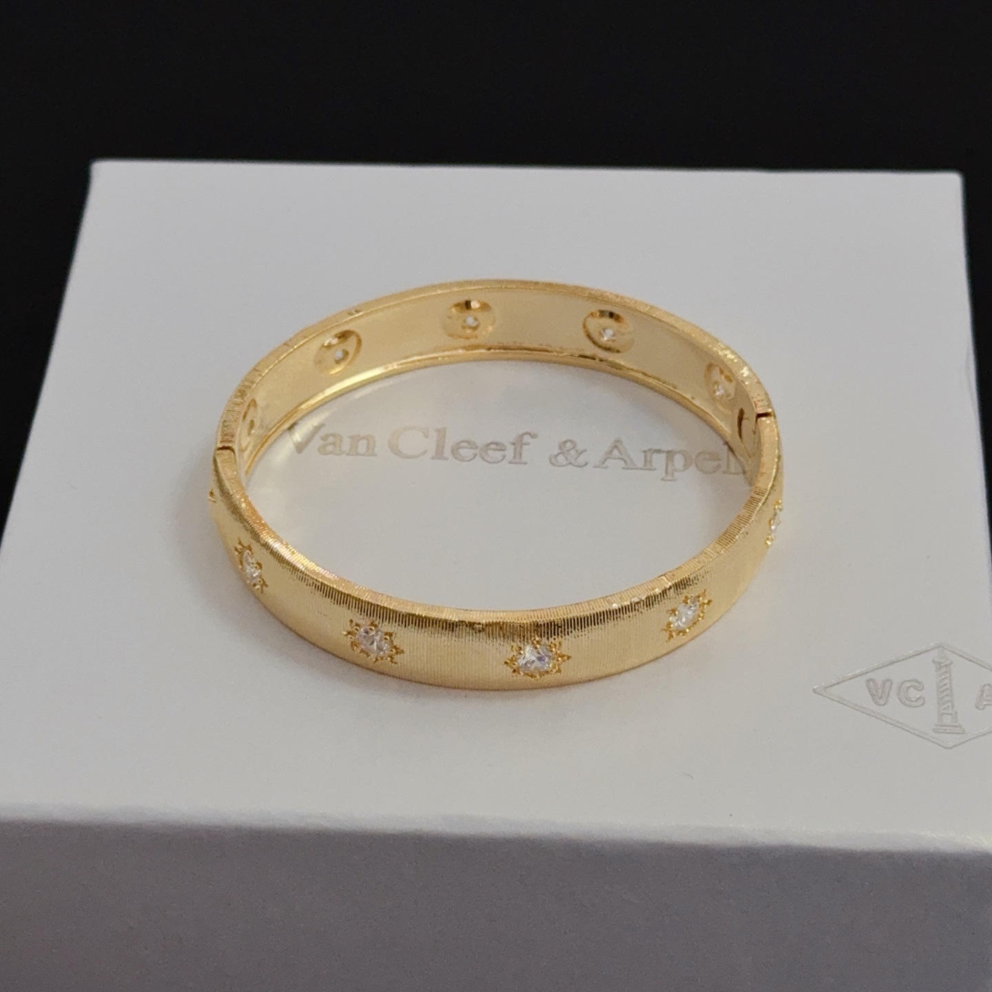 NO:663833,[Seiko original] VCA four-leaf clover Van Cleef & Arpels bracelet, V gold level, classic, same style as the official website, fashion trend, using multi-layered metal carving design to make the petals more three-dimensional, inlaid with full diamond technology, showing the feminine temperament, four-leaf clover lucky pattern, symbolizing luck and happiness, unique and romantic, integrating simple and harmonious lines with materials, polished and polished, showing nobility and elegance!  ,boutique jewelry,van cleef,bracelet,bracelet19860909〔精工原版〕VCA四叶草梵克雅宝手链手镯 ,V金等级 经典之作 官网同款 时尚潮流 采用多层次金属雕刻设计 使花瓣更立体 镶嵌满钻工艺 尽显女性柔美气质 四叶草幸运图案 象征幸运和幸福 独特又浪漫 将简单和谐的线条与材质相融合 经过抛光和打磨 彰显高贵优雅！,饰品精品,van cleef,bracelet,bracelet,Jewelry