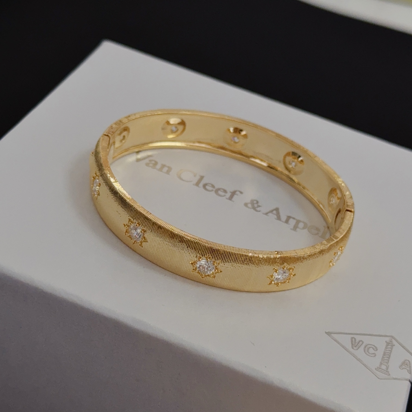 Van Cleef & Arpels Jewelry four-leaf clover bracelet, V gold level, classic, same style as official website, multi-layered metal carving design, inlaid with diamond technology, four-leaf clover lucky pattern — photo 2