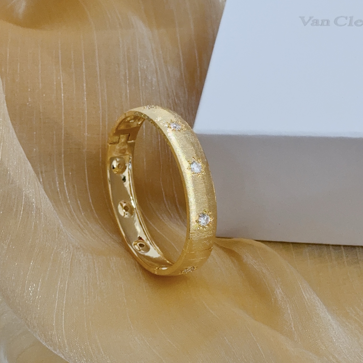 Van Cleef & Arpels Jewelry four-leaf clover bracelet, V gold level, classic, same style as official website, multi-layered metal carving design, inlaid with diamond technology, four-leaf clover lucky pattern — photo 6