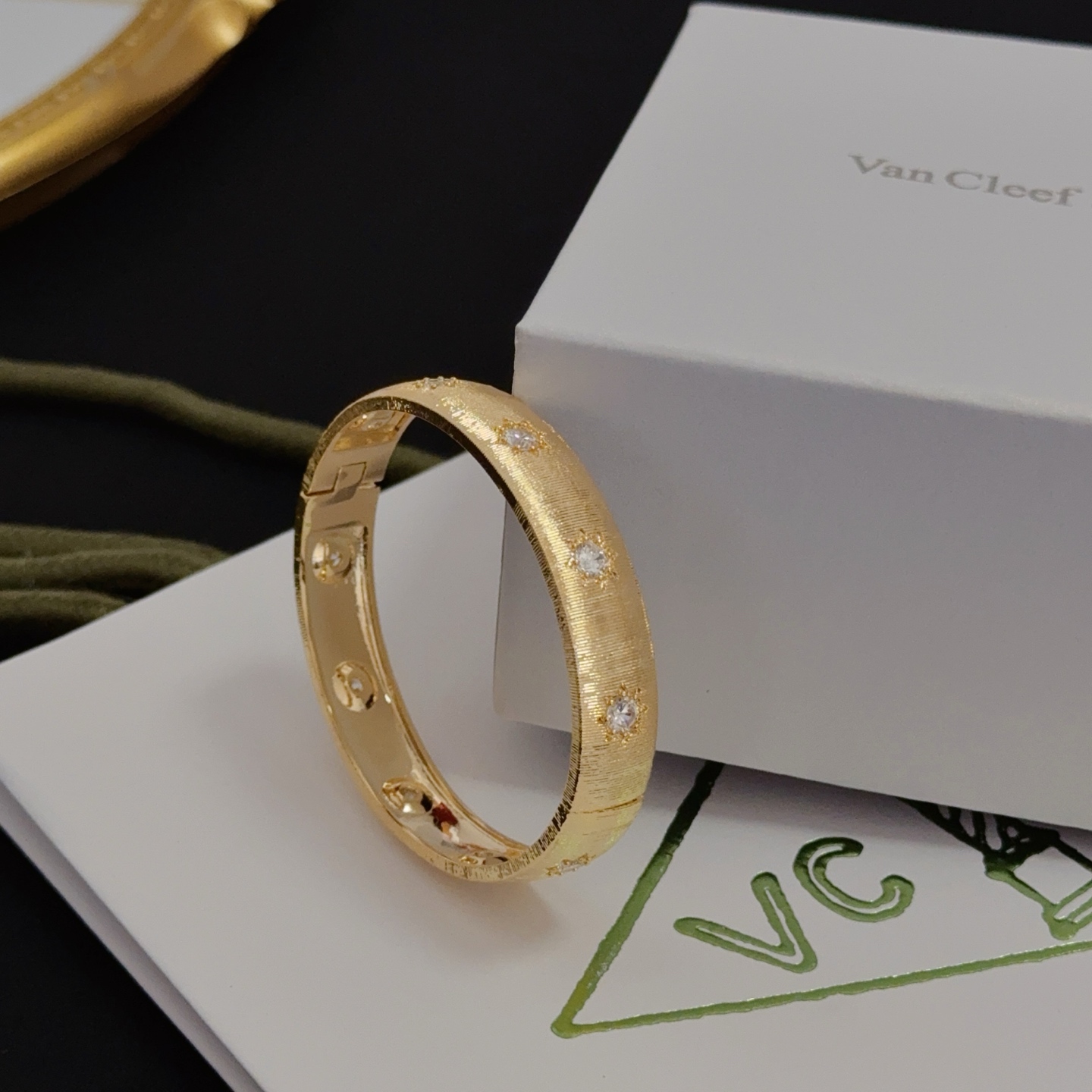 Van Cleef & Arpels Jewelry four-leaf clover bracelet, V gold level, classic, same style as official website, multi-layered metal carving design, inlaid with diamond technology, four-leaf clover lucky pattern — photo 3