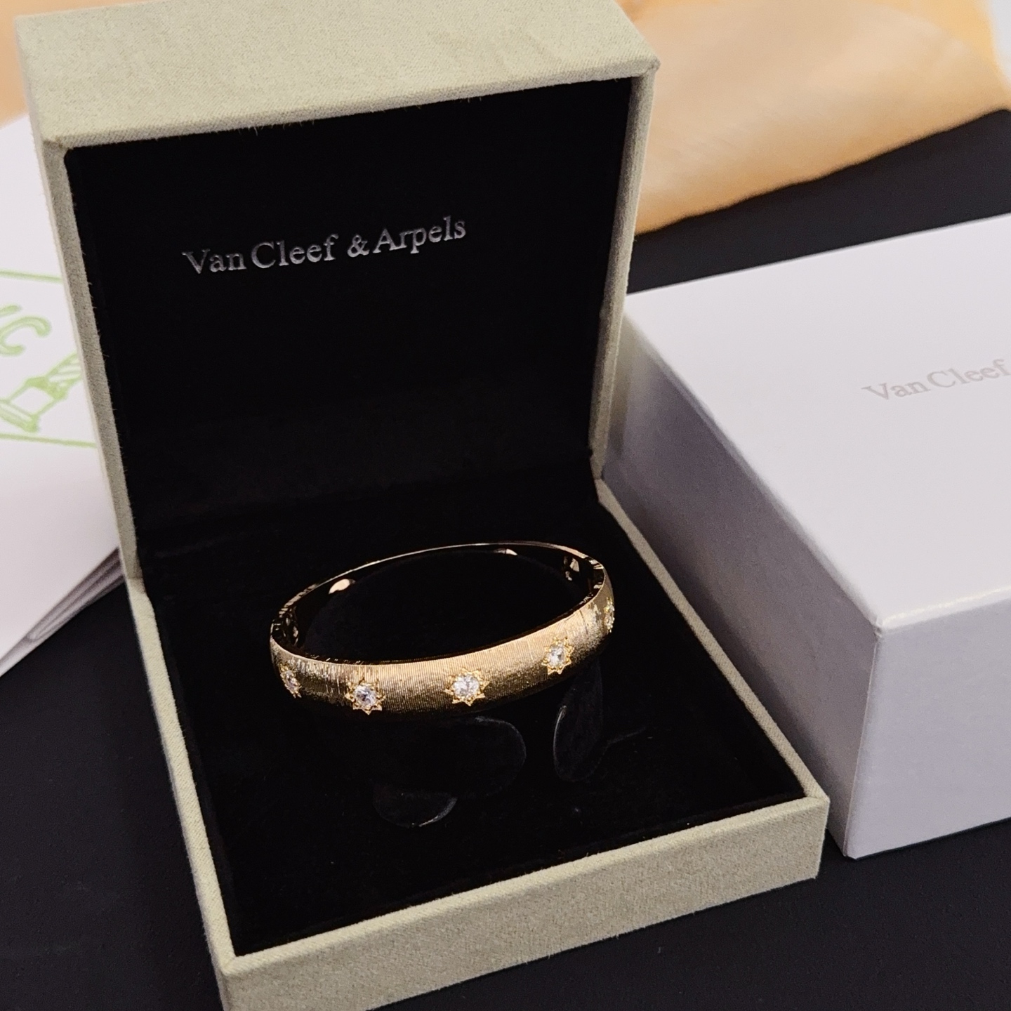 Van Cleef & Arpels Jewelry four-leaf clover bracelet, V gold level, classic, same style as official website, multi-layered metal carving design, inlaid with diamond technology, four-leaf clover lucky pattern — photo 8