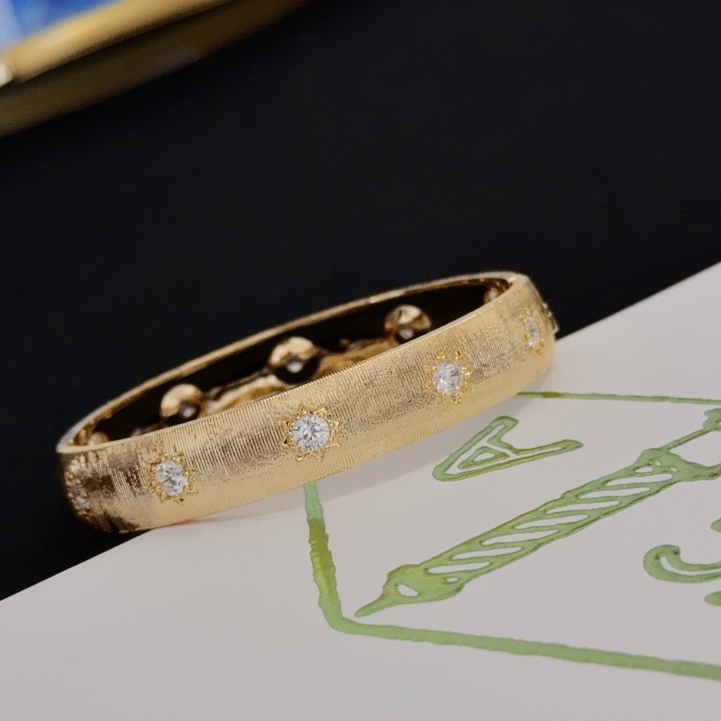 Van Cleef & Arpels Jewelry four-leaf clover bracelet, V gold level, classic, same style as official website, multi-layered metal carving design, inlaid with diamond technology, four-leaf clover lucky pattern — photo 4
