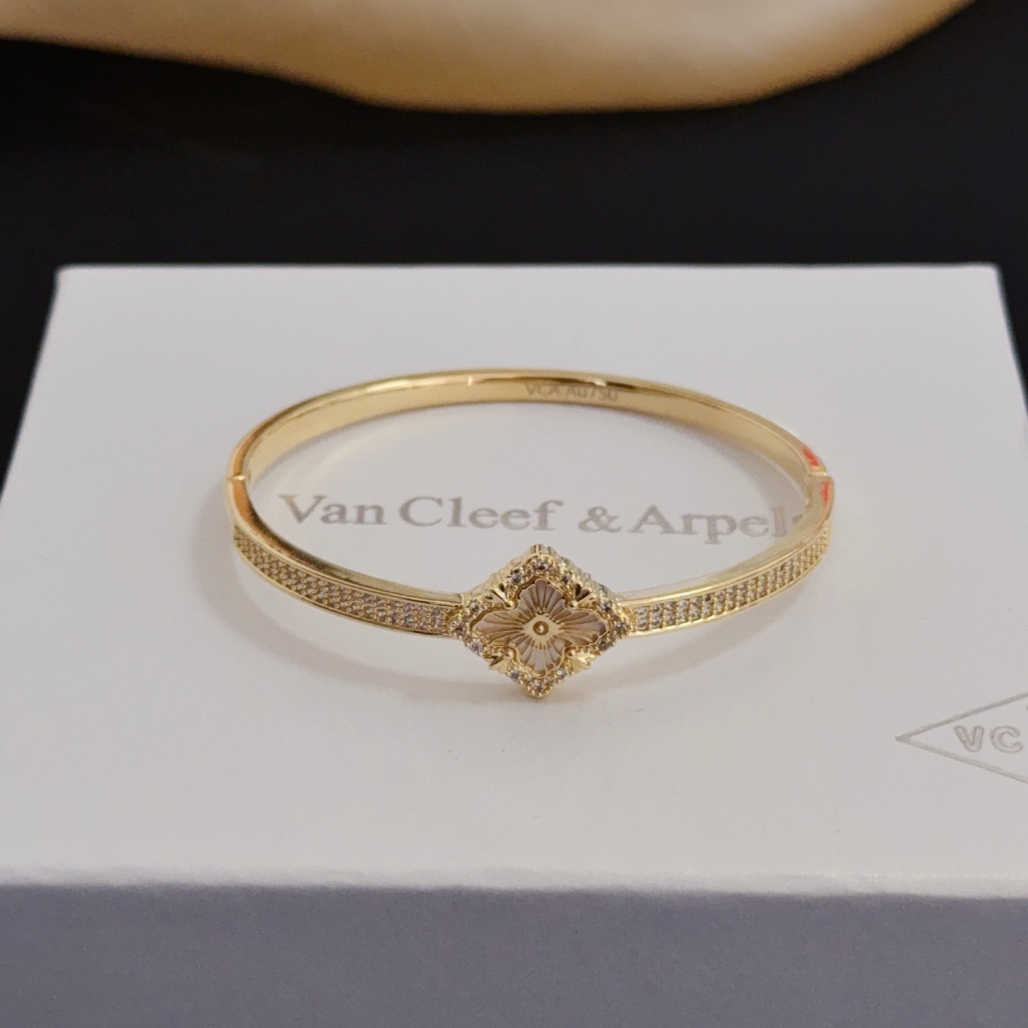 NO:663837,[Seiko original] VCA four-leaf clover Van Cleef & Arpels bracelet bracelet V gold level classic, the same style as the official website, fashion trend, using multi-layered metal carving design to make the petals more three-dimensional, inlaid with diamond technology, showing the feminine temperament [gift] Four-leaf clover lucky pattern symbolizes luck and happiness, unique and romantic [rose] combines simple and harmonious lines with materials, polished and polished, showing nobility and elegance [celebration] [celebration], boutique jewelry, van  cleef,bracelet,bracelet19860909〔精工原版〕VCA四叶草梵克雅宝手链手镯 V金等级 经典之作 官网同款 时尚潮流 采用多层次金属雕刻设计 使花瓣更立体 镶嵌满钻工艺 尽显女性柔美气质[礼物] 四叶草幸运图案 象征幸运和幸福 独特又浪漫[玫瑰] 将简单和谐的线条与材质相融合 经过抛光和打磨 彰显高贵优雅[庆祝][庆祝],饰品精品,van cleef,bracelet,bracelet,Jewelry