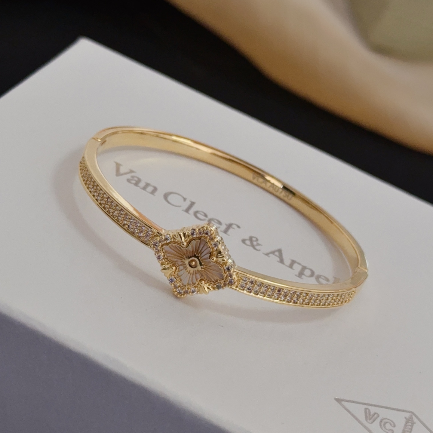Bracciale Van Cleef Arpels Lucky Spring Oro giallo madreperla bianca diamanti trasparenti 17 cm