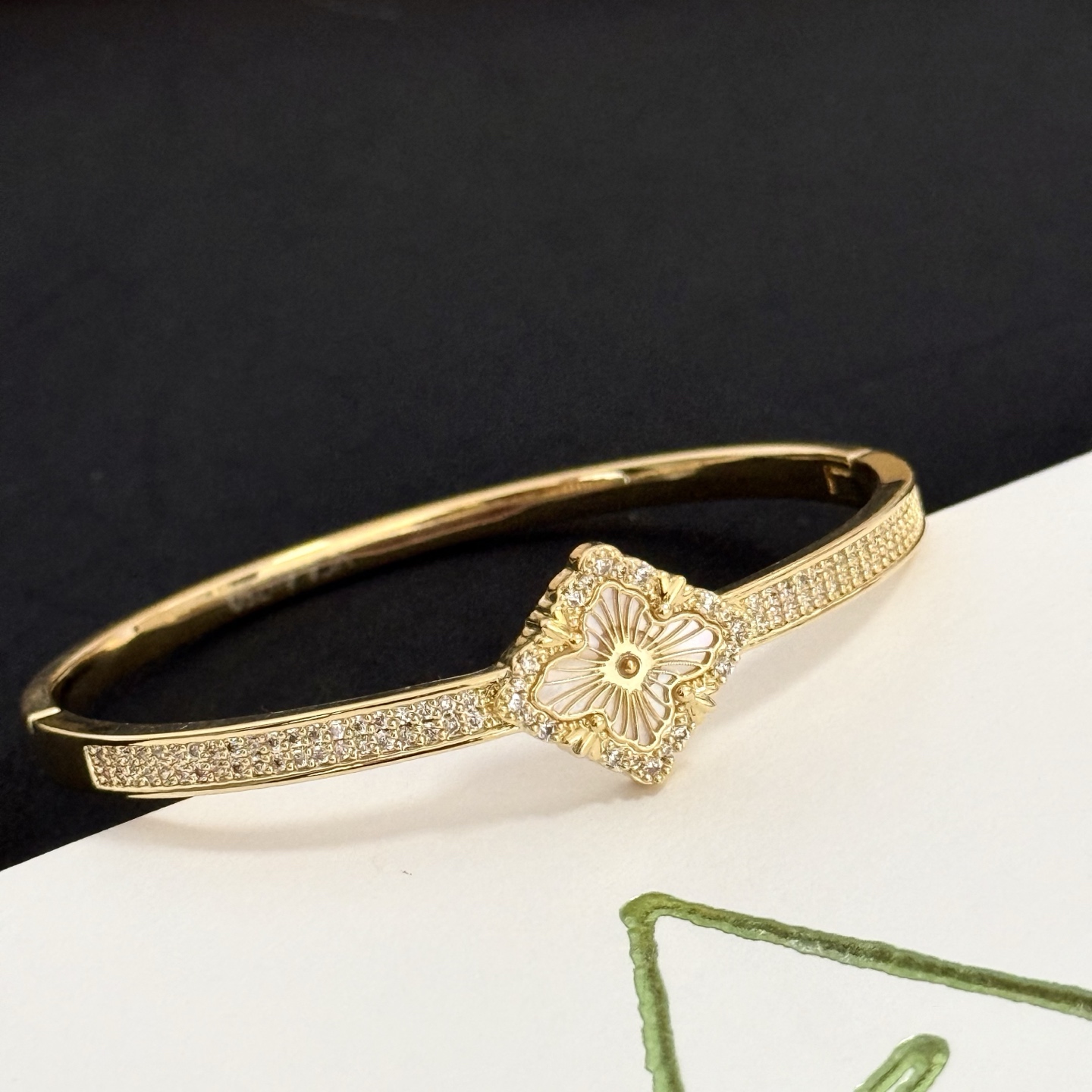 Bracciale Van Cleef Arpels Lucky Spring Oro giallo madreperla bianca diamanti trasparenti 17 cm