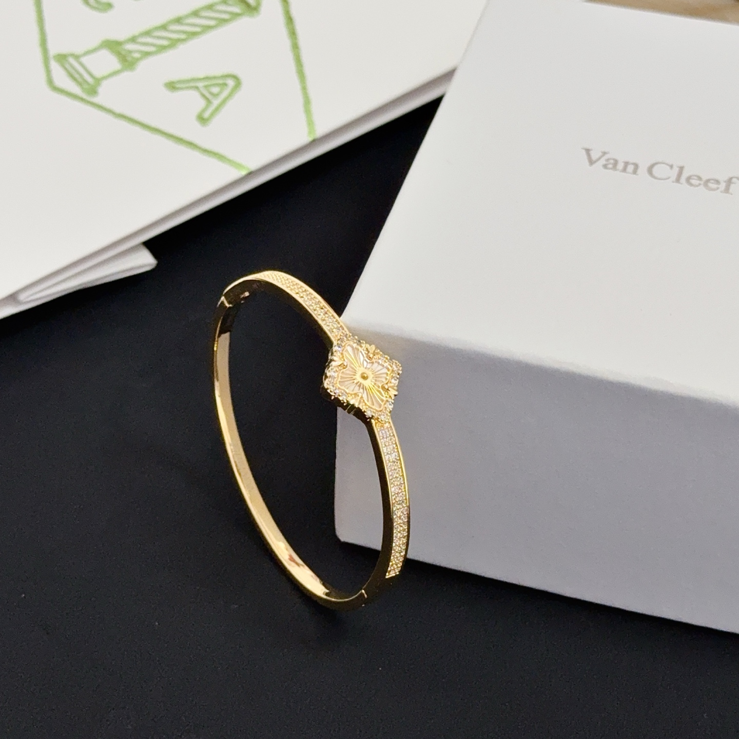 Bracciale Van Cleef Arpels Lucky Spring Oro giallo madreperla bianca diamanti trasparenti 17 cm