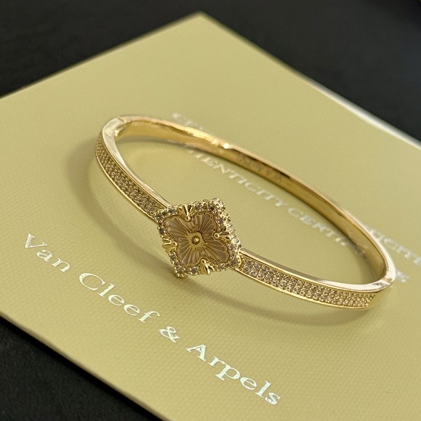 Bracciale Van Cleef Arpels Lucky Spring Oro giallo madreperla bianca diamanti trasparenti 17 cm