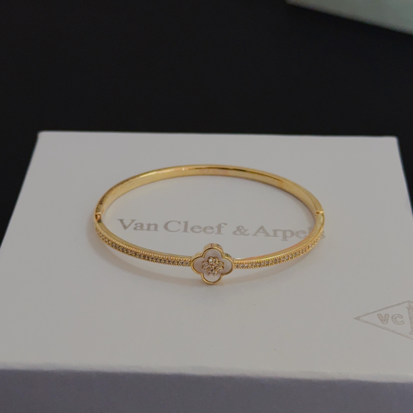 NO:663834,[Seiko original] VCA four-leaf clover Van Cleef & Arpels bracelet bracelet V gold level classic, the same style as the official website, fashion trend, using multi-layered metal carving design to make the petals more three-dimensional, inlaid with diamond technology, showing the feminine temperament [gift] Four-leaf clover lucky pattern symbolizes luck and happiness, unique and romantic [rose] combines simple and harmonious lines with materials, polished and polished, showing nobility and elegance [celebration] [celebration], boutique jewelry, van  cleef,bracelet,bracelet19860909〔精工原版〕VCA四叶草梵克雅宝手链手镯 V金等级 经典之作 官网同款 时尚潮流 采用多层次金属雕刻设计 使花瓣更立体 镶嵌满钻工艺 尽显女性柔美气质[礼物] 四叶草幸运图案 象征幸运和幸福 独特又浪漫[玫瑰] 将简单和谐的线条与材质相融合 经过抛光和打磨 彰显高贵优雅[庆祝][庆祝],饰品精品,van cleef,bracelet,bracelet,Jewelry