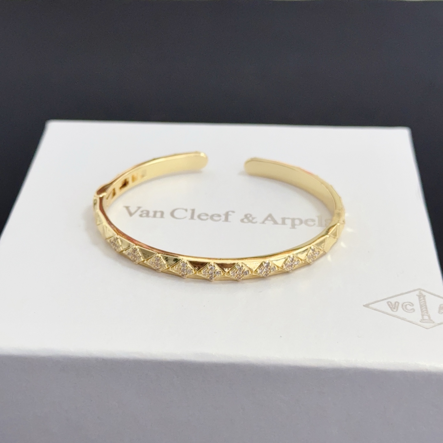 NO:663846,[Seiko original] VCA four-leaf clover Van Cleef & Arpels bracelet bracelet V gold level classic, same style as the official website, fashion trend, using multi-layered metal carving design to make the petals more three-dimensional, inlaid with diamond technology, showing the feminine temperament [gift] Four-leaf clover lucky pattern symbolizes luck and happiness, unique and romantic [rose] combines simple and harmonious lines with materials, polished and polished, showing nobility and elegance., jewelry boutique, van  cleef,bracelet,bracelet19860909〔精工原版〕VCA四叶草梵克雅宝手链手镯 V金等级 经典之作 官网同款 时尚潮流 采用多层次金属雕刻设计 使花瓣更立体 镶嵌满钻工艺 尽显女性柔美气质[礼物] 四叶草幸运图案 象征幸运和幸福 独特又浪漫[玫瑰] 将简单和谐的线条与材质相融合 经过抛光和打磨 彰显高贵优雅.,饰品精品,van cleef,bracelet,bracelet,Jewelry