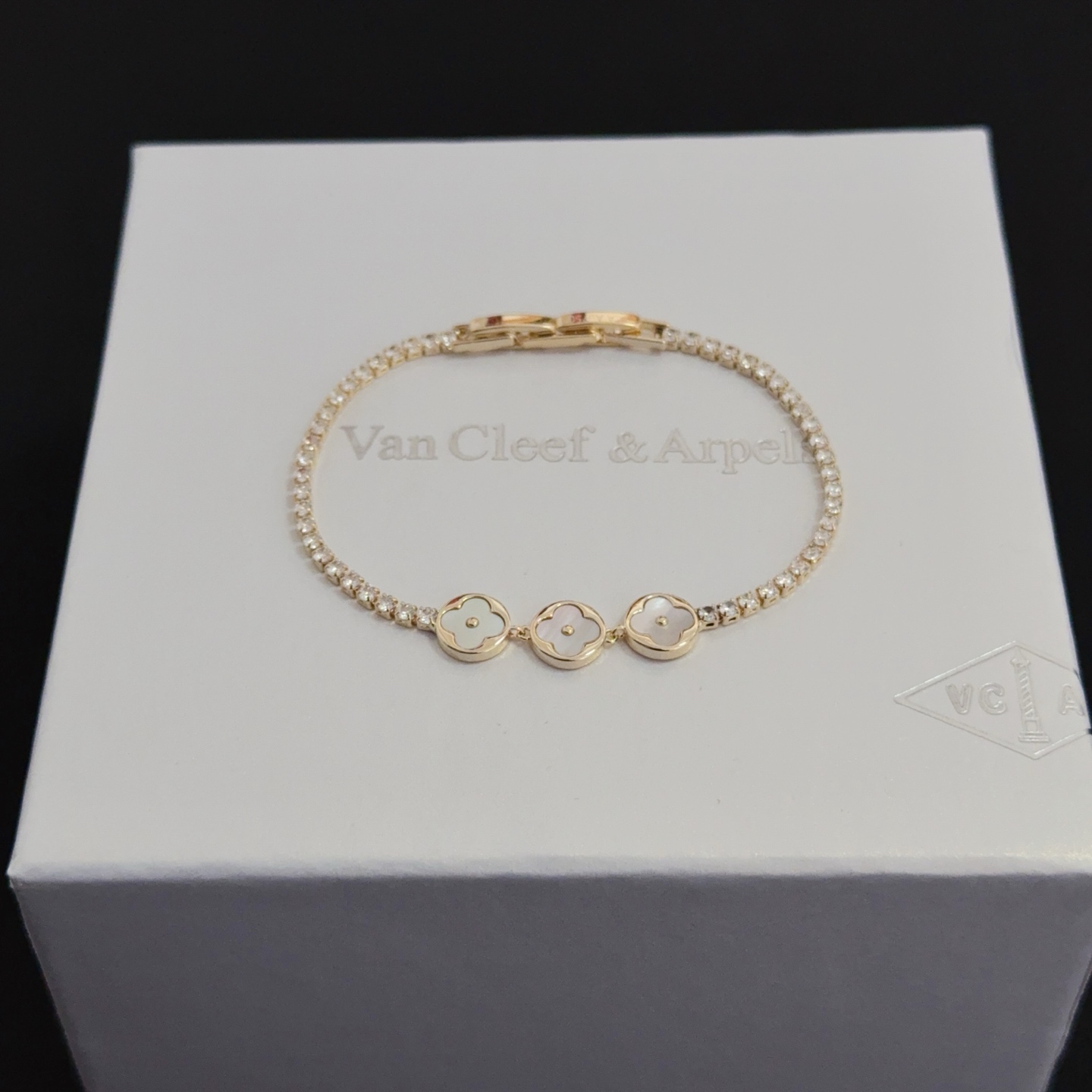 NO:663841,[SEIKO Original] Christmas Hot Style [Celebration] VCA Four-leaf Clover Van Cleef & Arpels Bracelet Bracelet V Gold Level Classic Work Same as Official Website Fashion Trend Using Multi-layered Metal Carving Design to Make the Petals More Three-dimensional Inlaid with Diamonds Full of Feminine Temperament [Gift] Four-leaf Clover Lucky Pattern Symbolizing Luck and Happiness Unique and Romantic [Rose] Combining simple and harmonious lines with materials After polishing and polishing  Show nobility and elegance [celebration] [celebration], fine jewelry, van cleef, bracelet, bracelet19860909〔精工原版〕圣诞爆款[庆祝] VCA四叶草梵克雅宝手链手镯 V金等级 经典之作 官网同款 时尚潮流 采用多层次金属雕刻设计 使花瓣更立体 镶嵌满钻工艺 尽显女性柔美气质[礼物] 四叶草幸运图案 象征幸运和幸福 独特又浪漫[玫瑰] 将简单和谐的线条与材质相融合 经过抛光和打磨 彰显高贵优雅[庆祝][庆祝],饰品精品,van cleef,bracelet,bracelet,Jewelry