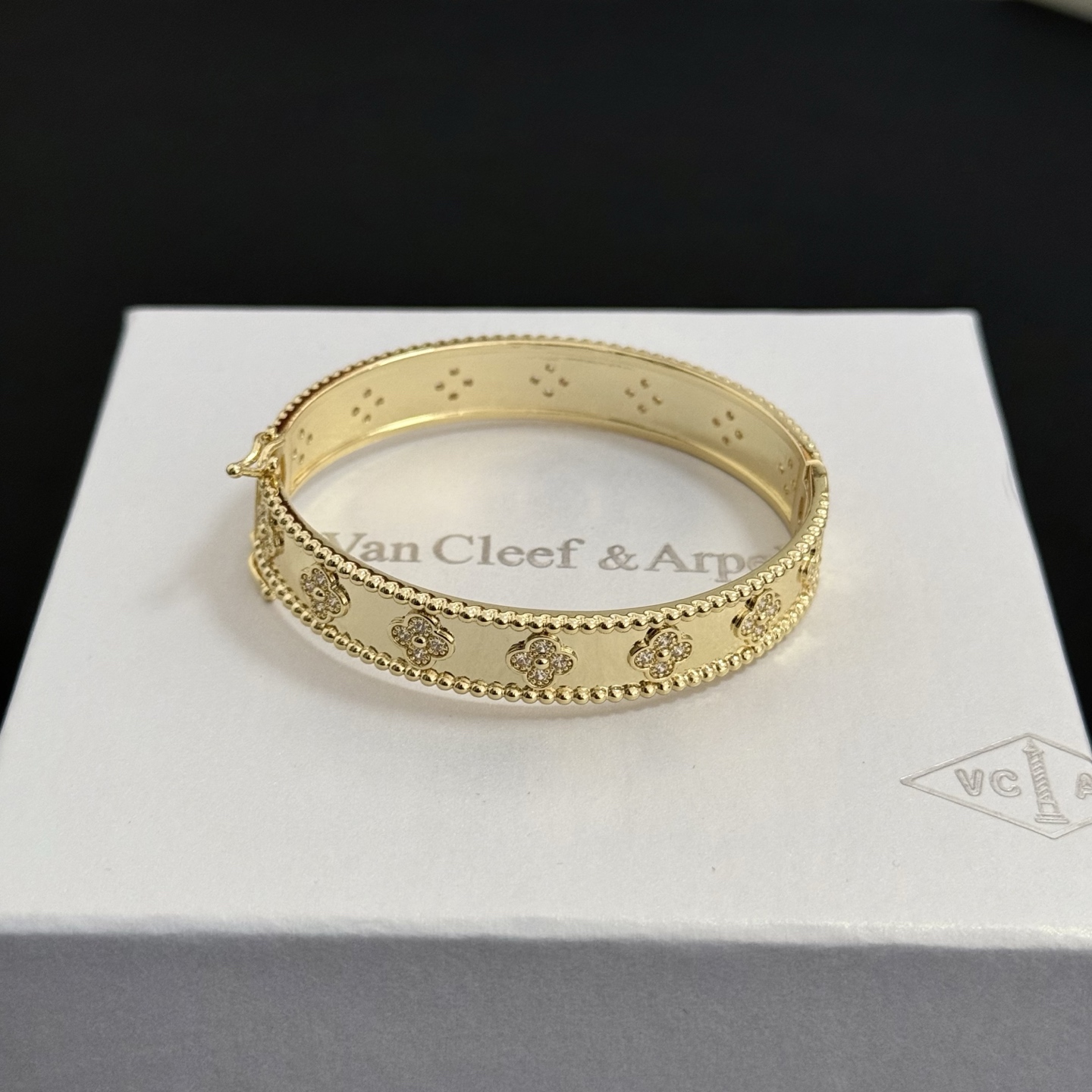 NO:663885,[SEIKO Original] VCA four-leaf clover Van Cleef & Arpels bracelet for Christmas, V gold level, classic, same style as the official website, fashion trend, using multi-layered metal carving design to make the petals more three-dimensional, inlaid with diamonds, showing the feminine temperament, four-leaf clover lucky pattern, symbolizing luck and happiness, unique and romantic, integrating simple and harmonious lines with materials, polished and polished, showing nobility and elegance, fine jewelry, van cleef, bracelet, bracelet19860909〔精工原版〕圣诞爆款VCA四叶草梵克雅宝手链手镯 V金等级 经典之作 官网同款 时尚潮流 采用多层次金属雕刻设计 使花瓣更立体 镶嵌满钻工艺 尽显女性柔美气质 四叶草幸运图案 象征幸运和幸福 独特又浪漫将简单和谐的线条与材质相融合 经过抛光和打磨 彰显高贵优雅,饰品精品,van cleef,bracelet,bracelet,Jewelry