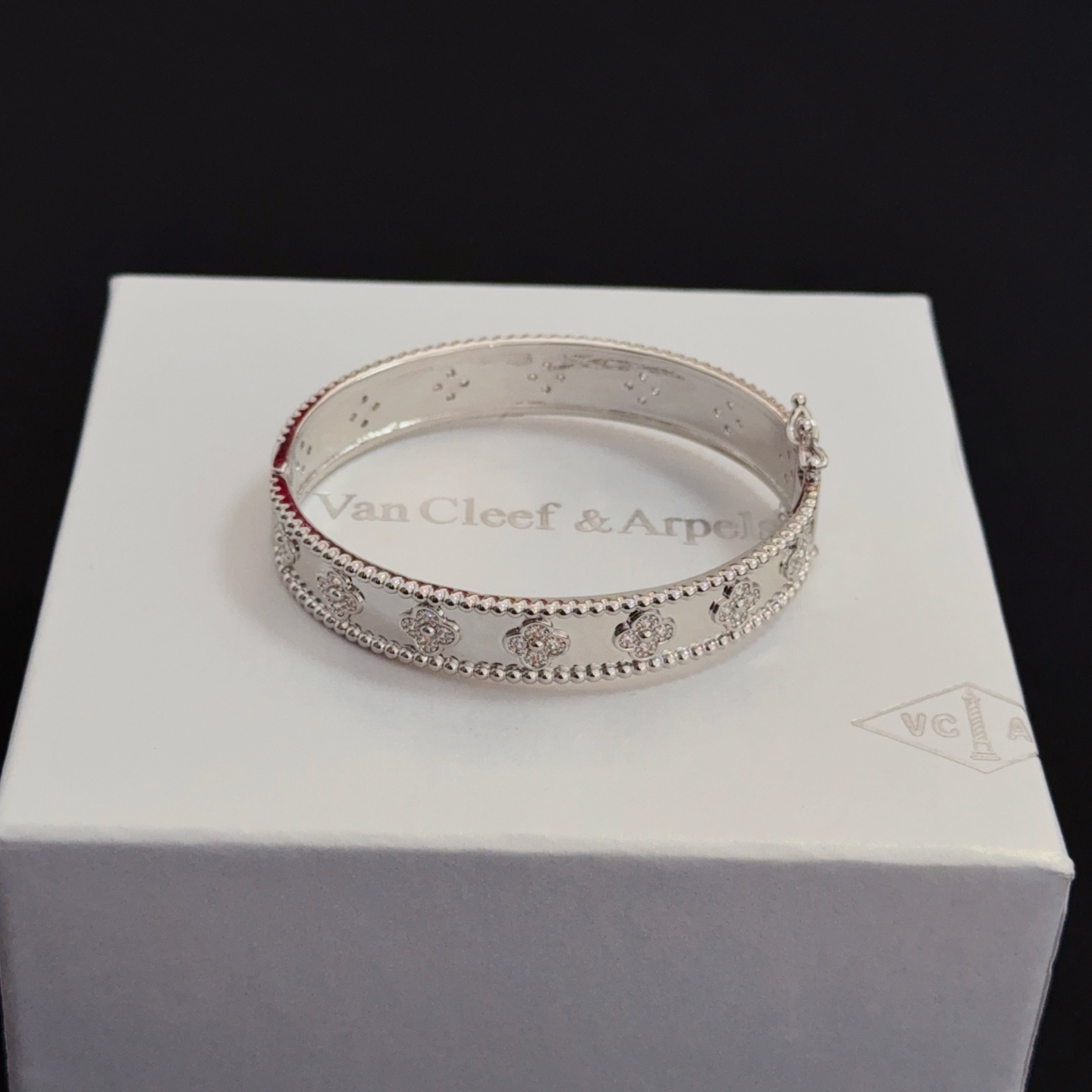 NO:663851,[Seiko original] Christmas hot model VCA four-leaf clover Van Cleef & Arpels bracelet bracelet V gold level classic, same style as the official website, fashion trend, using multi-layered metal carving design to make the petals more three-dimensional, inlaid with diamond technology, showing the feminine temperament [gift] Four-leaf clover lucky pattern symbolizes luck and happiness, unique and romantic [rose] combines simple and harmonious lines with materials, polished and polished, showing nobility and elegance, fine jewelry, van  cleef,bracelet,bracelet19860909〔精工原版〕圣诞爆款 VCA四叶草梵克雅宝手链手镯 V金等级 经典之作 官网同款 时尚潮流 采用多层次金属雕刻设计 使花瓣更立体 镶嵌满钻工艺 尽显女性柔美气质[礼物] 四叶草幸运图案 象征幸运和幸福 独特又浪漫[玫瑰] 将简单和谐的线条与材质相融合 经过抛光和打磨 彰显高贵优雅,饰品精品,van cleef,bracelet,bracelet,Jewelry