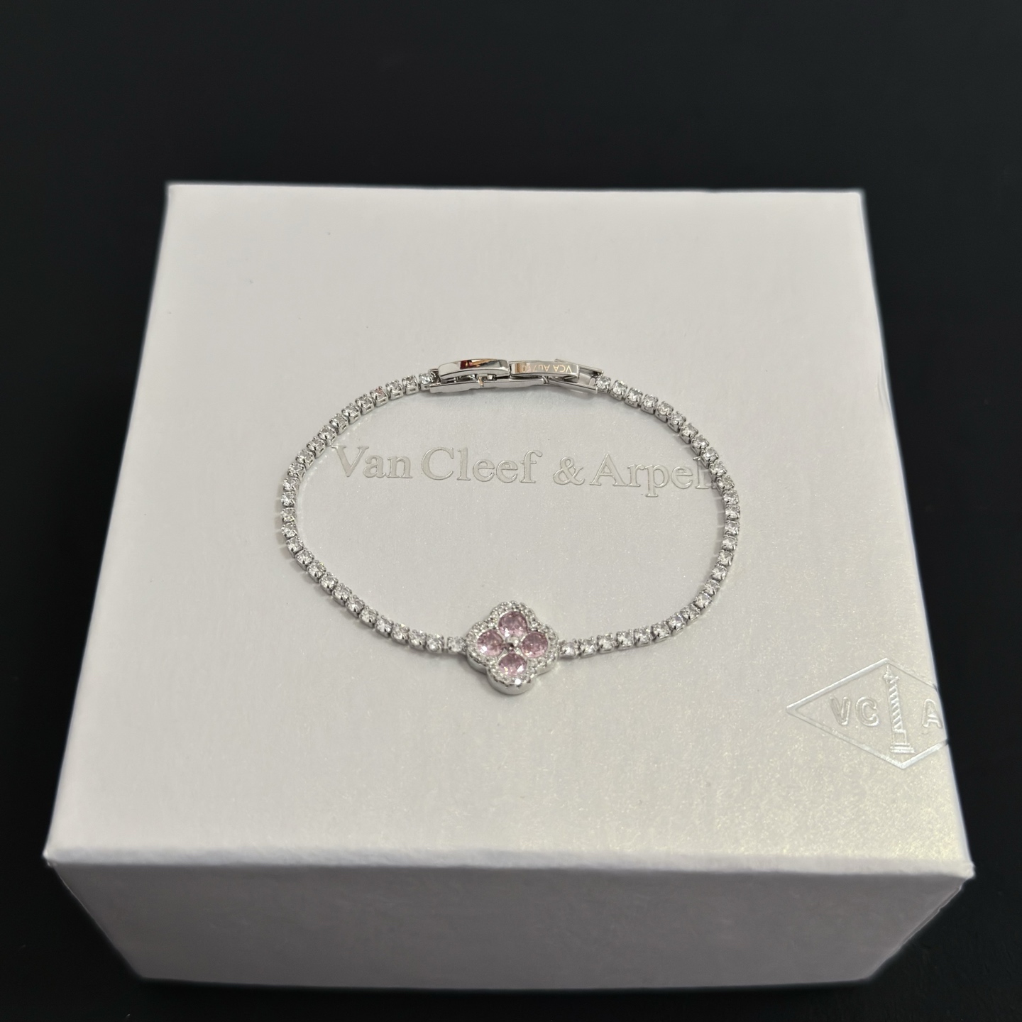 NO:663858,[Seiko original] Christmas hot style, VCA four-leaf clover Van Cleef & Arpels bracelet, V gold level, classic, same style as the official website, fashion trend, using multi-layered metal carving design to make the petals more three-dimensional, inlaid with diamonds, showing the feminine temperament [gift] four-leaf clover lucky pattern, symbolizing luck and happiness, unique and romantic [rose], integrating simple and harmonious lines with materials, polished and polished, showing nobility and elegance., jewelry boutique, van  cleef,bracelet,bracelet19860909〔精工原版〕圣诞爆款,VCA四叶草梵克雅宝手链手镯 V金等级 经典之作 官网同款 时尚潮流 采用多层次金属雕刻设计 使花瓣更立体 镶嵌满钻工艺 尽显女性柔美气质[礼物] 四叶草幸运图案 象征幸运和幸福 独特又浪漫[玫瑰] 将简单和谐的线条与材质相融合 经过抛光和打磨 彰显高贵优雅.,饰品精品,van cleef,bracelet,bracelet,Jewelry