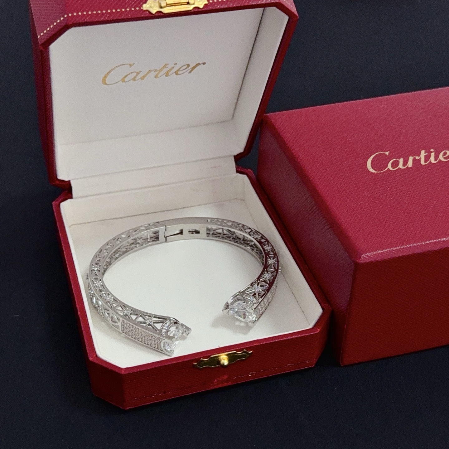 NO:663863,Cartier diamond-encrusted bracelet, high-end customized version. Diamond-encrusted craftsmanship. V-gold material. Classic and fashionable style. Reconstruct the aesthetics of love with sharp lines!  Breaking the rules, the diamond-encrusted design actually achieves the ceiling of high-end sense - no need for flashy accumulation, love should be as pure as ever. Cartier is loved by many celebrities and Internet celebrities. The Leopard series bracelet is absolutely an eternal classic, and it is not limited to men and women, and there is no age limit!  Wear it and you will be the center of attention!  , jewelry boutique, cartier, bracelet19860909卡地亚镶钻手镯,高端定制版本 镶嵌钻工艺 V金材质 经典而时尚风格 用凌厉线条重构爱情美学！打破常规,镶嵌钻设计反而成就高级感天花板——无需浮华堆砌,爱本应纯粹如初 卡地亚受众多明星网红的爱戴 豹子系列手镯 绝对是永恒经典 而且男女不限 年龄不限 ！戴上它你就是焦点！,饰品精品,cartier,bracelet,Jewelry