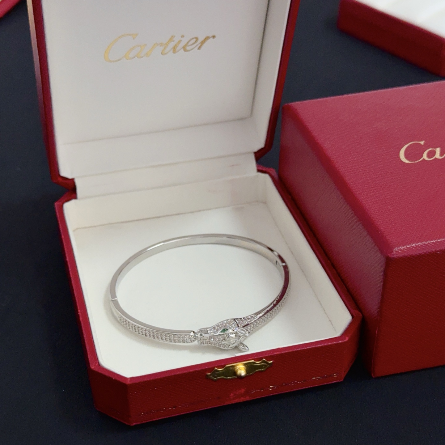 NO:663871,Cartier diamond-encrusted bracelet, high-end customized version. Diamond-encrusted craftsmanship. V-gold material. Classic and fashionable style. Reconstruct the aesthetics of love with sharp lines!  Breaking the rules, the diamond-encrusted design actually achieves the ceiling of high-end sense - no need for flashy accumulation, love should be as pure as ever. Cartier is loved by many celebrities and Internet celebrities. The Leopard series bracelet is absolutely an eternal classic, and it is not limited to men and women, and there is no age limit!  Wear it and you will be the center of attention!  , jewelry boutique, cartier, bracelet19860909卡地亚镶钻手镯,高端定制版本 镶嵌钻工艺 V金材质 经典而时尚风格 用凌厉线条重构爱情美学！打破常规,镶嵌钻设计反而成就高级感天花板——无需浮华堆砌,爱本应纯粹如初 卡地亚受众多明星网红的爱戴 豹子系列手镯 绝对是永恒经典 而且男女不限 年龄不限 ！戴上它你就是焦点！,饰品精品,cartier,bracelet,Jewelry