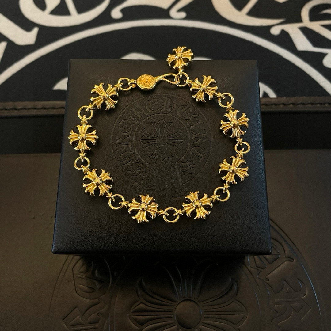 NO:664492,New [counter quality] Chrome Hearts Classic gold retro cross flower bracelet. Concave and convex shapes with different pattern design styles, showing a distinctive cross. The Scout flower is the symbol of Chrome Hearts, so it is more durable. Genuine pattern-printed Chrome Hearts distinguishes the ordinary light version in the market. Check the quality of the version. Look at the printing details. The degree of retro gray oxidation. Seiko version!  !  !  Purely handmade ~ Authentic open mold fashion essentials. Can be worn by both men and women. Same style for couples. Official website original. Rock punk Thai silver style. Retro elements. Trendy and versatile!  , jewelry boutique, chrome hearts, chrome hearts, bracelet, gold19860909新款【专柜品质】Chrome Hearts克罗心 经典黄金色复古十字花手链 凹凸造型不同的花纹设计风格 呈现出与众不同 十字架 童军花是克罗心的志 所以更经久不衰 正品打版Chrome Hearts克罗心 区别市场普通轻版 对版对标品质 看字印细节 复古做旧灰氧程度.精工版本！！！ 纯手工打造 ～正品开模潮流时尚必备 男女均可佩戴 情侣同款 官网原版 摇滚朋克泰银风格 复古元素 潮流百搭！,饰品精品,chrome hearts,chrome hearts,bracelet,gold,Jewelry
