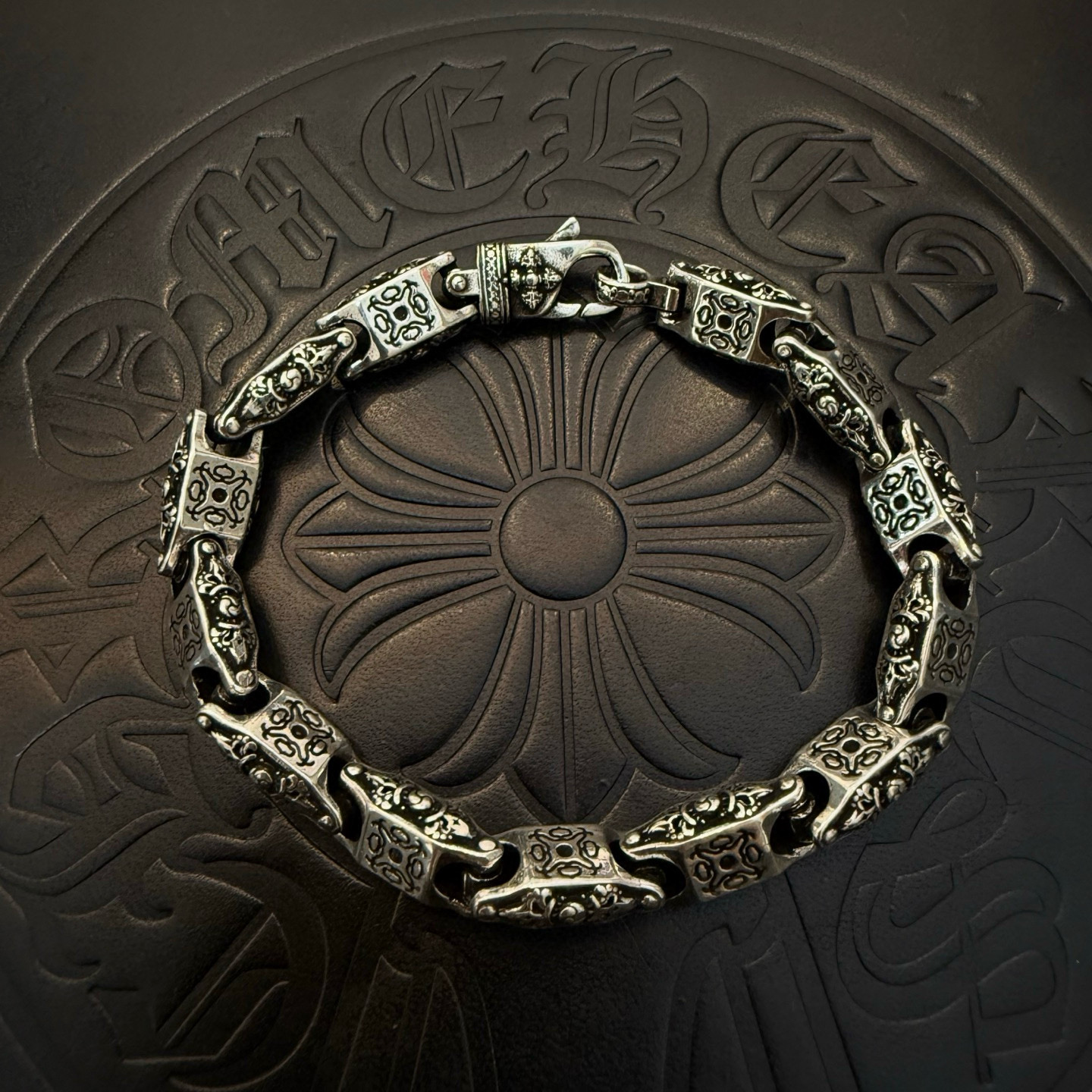 NO:664505,The new [counter quality] Chrome Hearts classic retro multi-element bracelet, with different concave and convex shapes, the pattern design style is unique. The cross scout flower is the symbol of Chrome Hearts, so it is more durable. Genuine pattern-printed Chrome Hearts distinguishes the ordinary light version in the market. Match the version and standard quality. Look at the printing details, the degree of retro gray oxidation. Seiko version!  , jewelry boutique, chrome hearts, chrome hearts, bracelet19860909新款【专柜品质】Chrome Hearts克罗心经典复古多元素手链,凹凸造型不同的花纹设计风格呈现出与众不同 十字架童军花是克罗心的标志 所以更经久不衰 正品打版Chrome Hearts克罗心 区别市场普通轻版 对版对标品质 看字印细节 复古做旧灰氧程度.精工版本！,饰品精品,chrome hearts,chrome hearts,bracelet,Jewelry