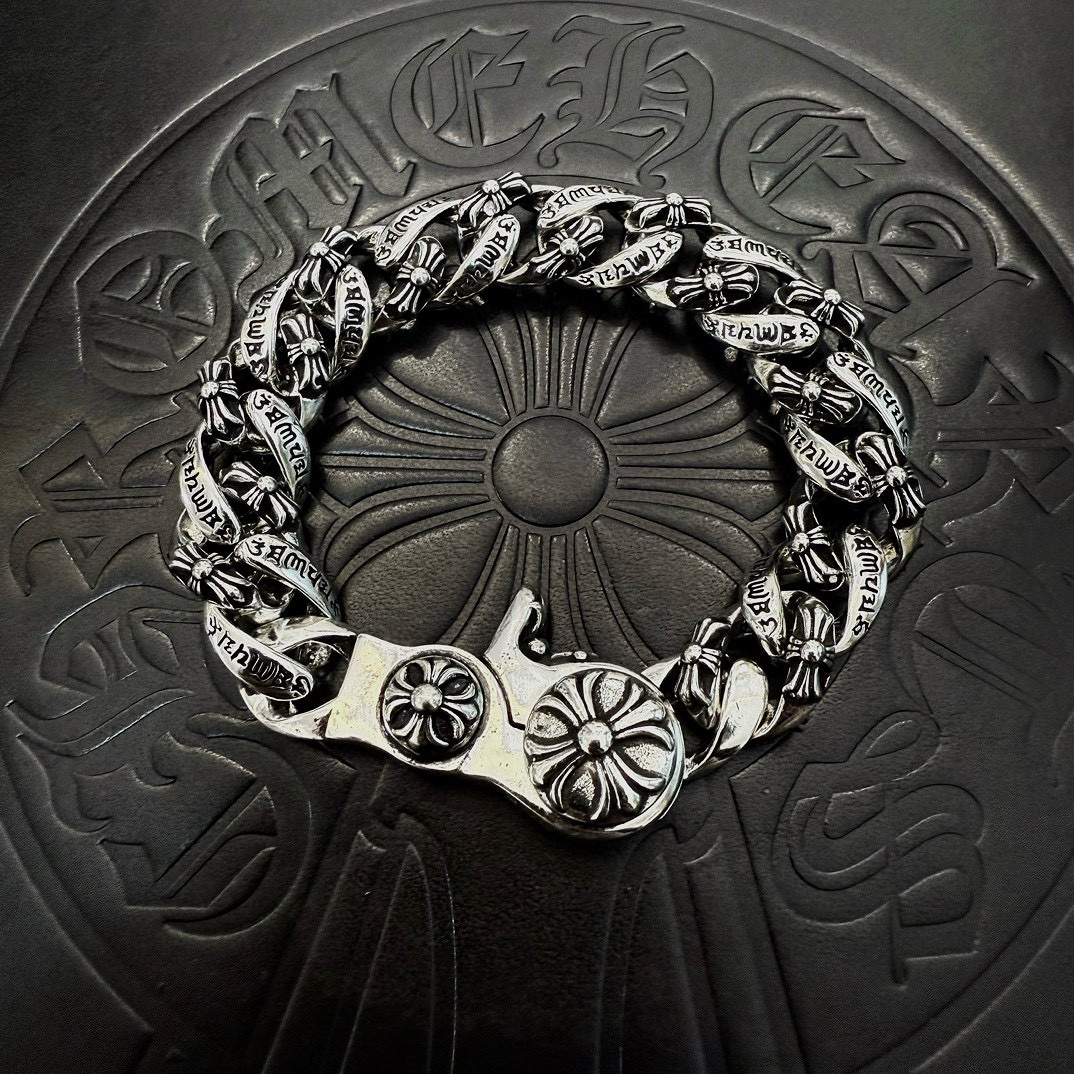 NO:664525,New [counter quality] Chrome Hearts Classic Retro Cross Bracelet. Concave and convex shapes with different pattern design styles, showing a distinctive cross. The Scout flower is Chrome Hearts' symbol, so it is more durable. Genuine type-printed Chrome Hearts necklace is different from the ordinary light version in the market. Check the quality of the version. Look at the printing details. The degree of retro gray oxidation. Seiko version!  !  !  Purely handmade ~ Authentic open mold fashion essentials. Can be worn by both men and women. Same style for couples. Official website original. Rock punk Thai silver style. Retro elements. Trendy and versatile!  , jewelry boutique, chrome hearts, chrome hearts, necklace, bracelet19860909新款【专柜品质】Chrome Hearts克罗心经典复古十字架手链 凹凸造型不同的花纹设计风格 呈现出与众不同 十字架 童军花是克罗心的志 所以更经久不衰 正品打版Chrome Hearts克罗心项链 区别市场普通轻版 对版对标品质 看字印细节 复古做旧灰氧程度.精工版本！！！ 纯手工打造 ～正品开模潮流时尚必备 男女均可佩戴 情侣同款 官网原版 摇滚朋克泰银风格 复古元素 潮流百搭！,饰品精品,chrome hearts,chrome hearts,necklace,bracelet,Jewelry