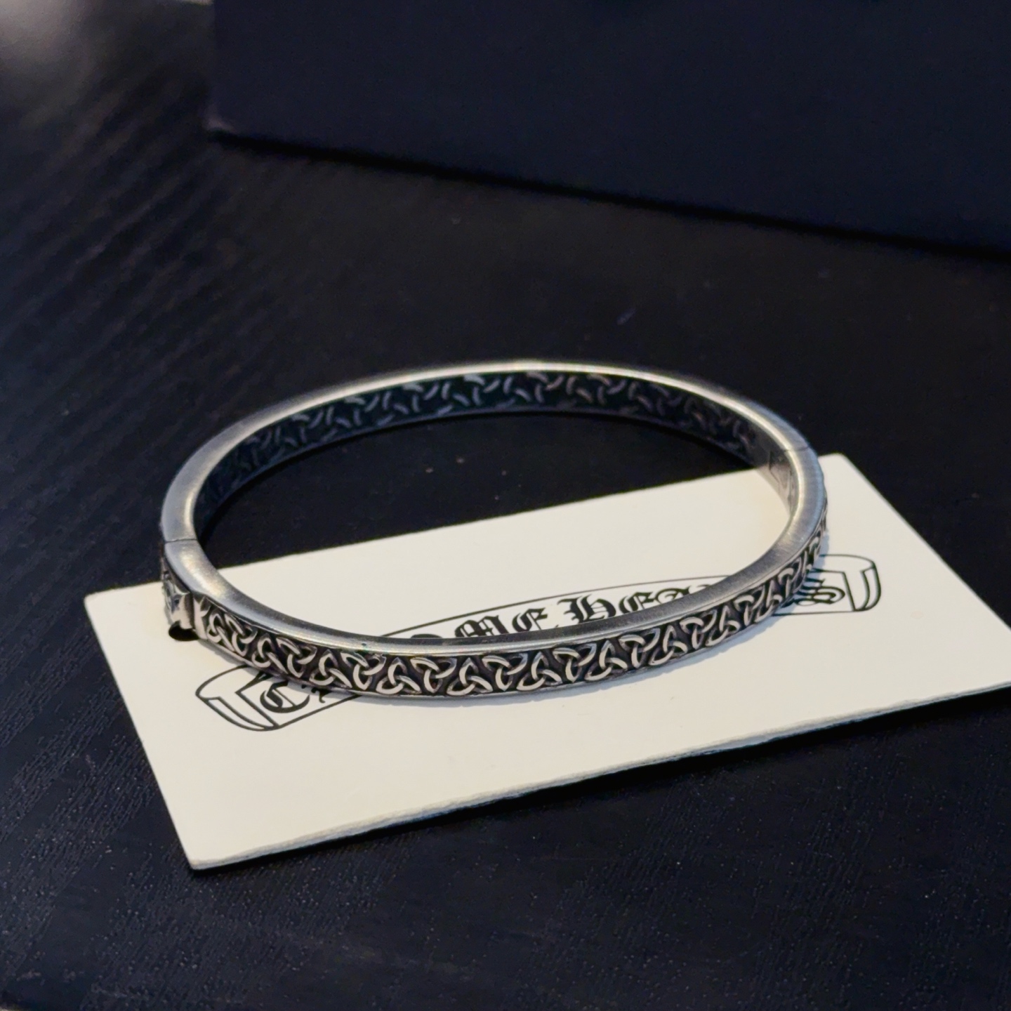 NO:664523,The new [counter quality] Chrome Hearts bracelet, with different concave and convex shapes, the pattern design style is unique. The cross scout flower is the symbol of Chrome Hearts, so it is more durable. Genuine patterned Chrome Hearts distinguishes the ordinary light version on the market. Match the version and benchmark quality. Look at the printing details, the degree of retro gray oxidation. Seiko version!  , jewelry boutique, chrome hearts, chrome hearts, bracelet19860909新款【专柜品质】Chrome Hearts克罗心手镯,凹凸造型不同的花纹设计风格呈现出与众不同 十字架童军花是克罗心的标志 所以更经久不衰 正品打版Chrome Hearts克罗心 区别市场普通轻版 对版对标品质 看字印细节 复古做旧灰氧程度.精工版本！,饰品精品,chrome hearts,chrome hearts,bracelet,Jewelry