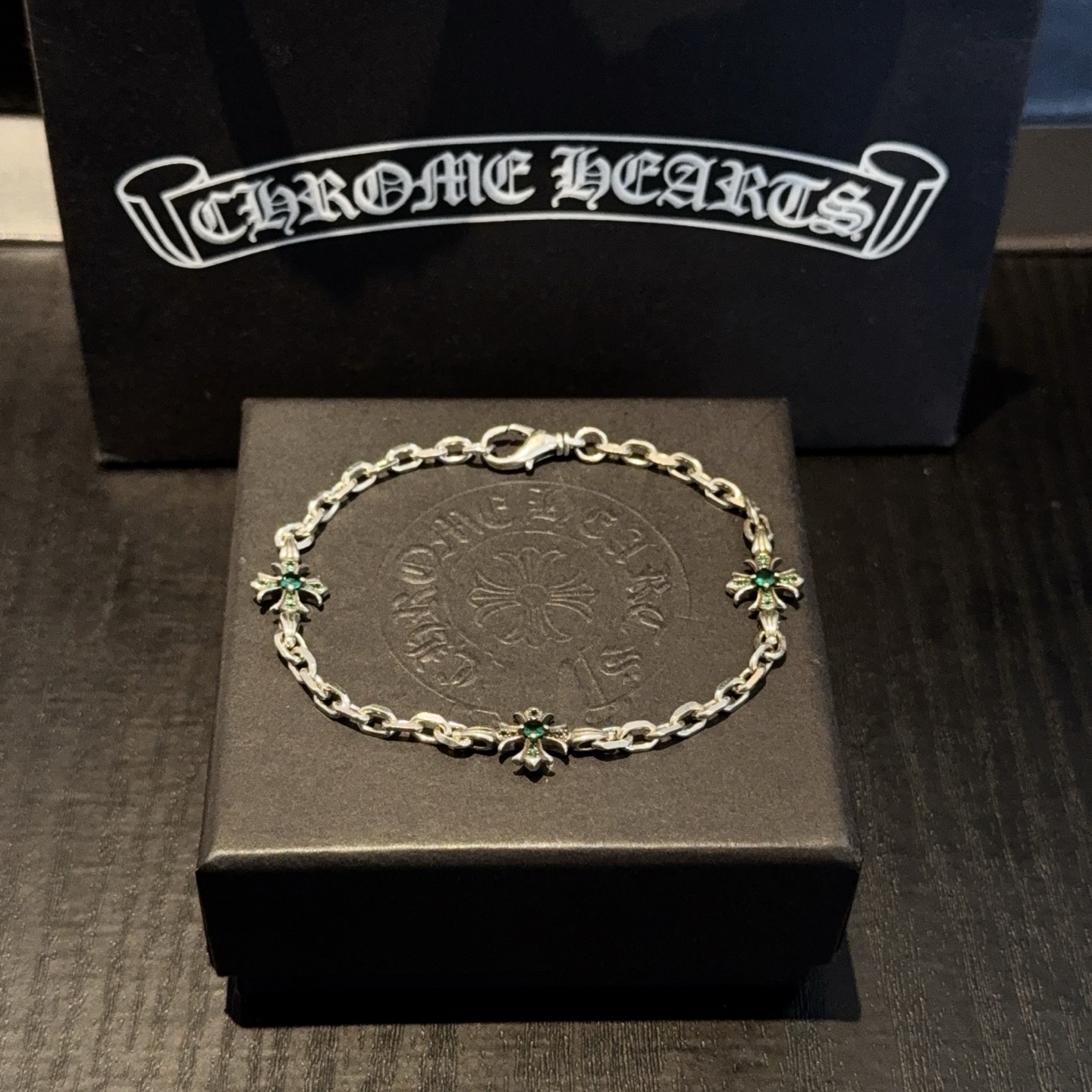 NO:664542,New [Counter Quality] Chrome Hearts Green Diamond Cross Flower Bracelet. The concave and convex shapes have different pattern design styles, showing a distinctive cross. The Scout flower is the symbol of Chrome Hearts, so it is more durable. Genuine patterned Chrome Hearts distinguishes the ordinary light version in the market. Check the quality of the version. Look at the printing details. The degree of retro gray oxidation. Seiko version!  !  !  Purely handmade ~ Authentic open mold fashion essentials. Can be worn by both men and women. Same style for couples. Official website original. Rock punk Thai silver style. Retro elements. Trendy and versatile!  , jewelry boutique, chrome hearts, chrome hearts, bracelet19860909新款【专柜品质】Chrome Hearts克罗心绿钻十字花手链 凹凸造型不同的花纹设计风格 呈现出与众不同 十字架 童军花是克罗心的志 所以更经久不衰 正品打版Chrome Hearts克罗心 区别市场普通轻版 对版对标品质 看字印细节 复古做旧灰氧程度.精工版本！！！ 纯手工打造 ～正品开模潮流时尚必备 男女均可佩戴 情侣同款 官网原版 摇滚朋克泰银风格 复古元素 潮流百搭！,饰品精品,chrome hearts,chrome hearts,bracelet,Jewelry