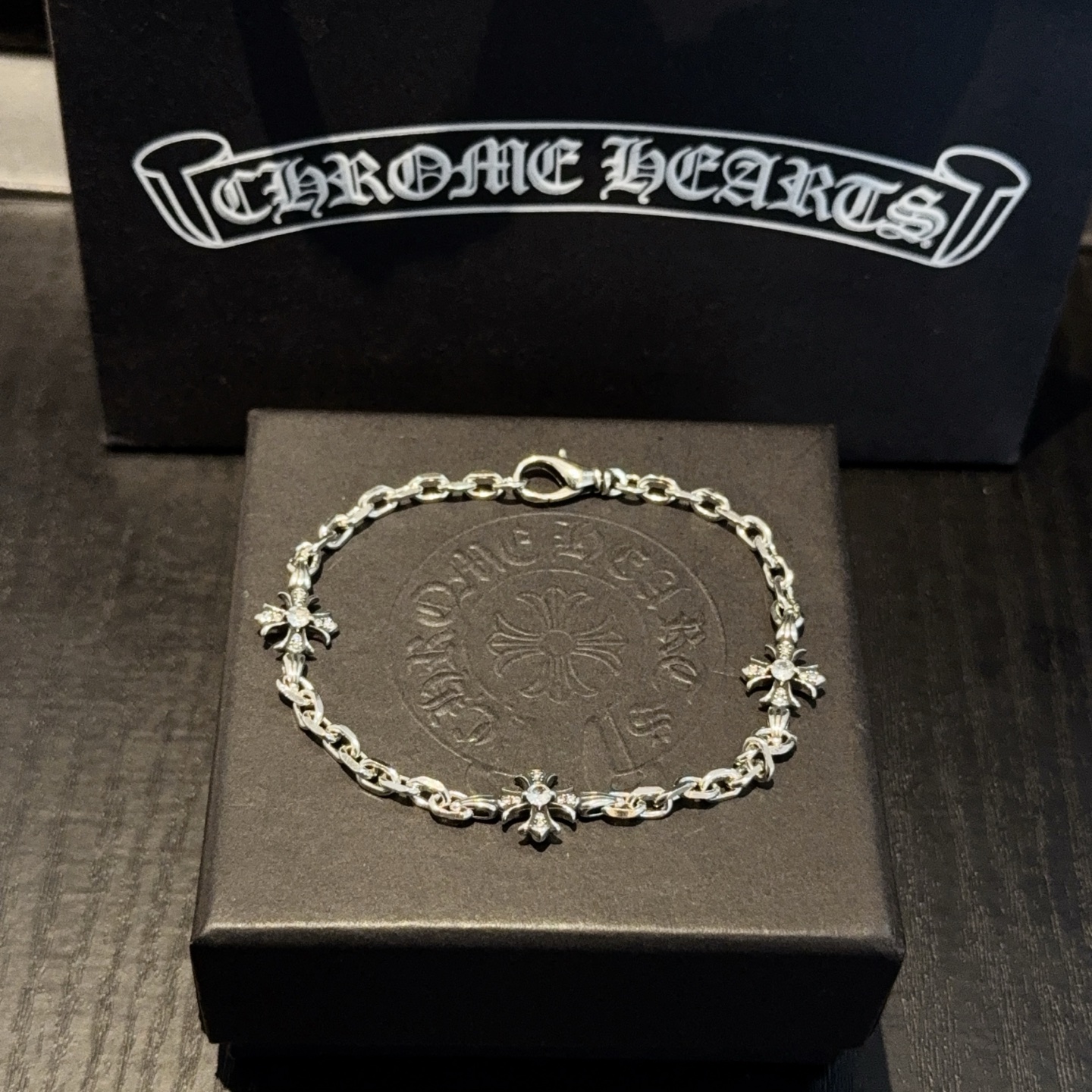 NO:664541,New [Counter Quality] Chrome Hearts White Diamond Cross Flower Bracelet. The concave and convex shapes have different pattern design styles, showing a distinctive cross. The Scout flower is the symbol of Chrome Hearts, so it is more durable. Genuine pattern-printed Chrome Hearts distinguishes the ordinary light version in the market. Check the quality of the version. Look at the printing details. The degree of retro gray oxidation. Seiko version!  !  !  Purely handmade ~ Authentic open mold fashion essentials. Can be worn by both men and women. Same style for couples. Official website original. Rock punk Thai silver style. Retro elements. Trendy and versatile!  , jewelry boutique, chrome hearts, chrome hearts, bracelet19860909新款【专柜品质】Chrome Hearts克罗心白钻十字花手链 凹凸造型不同的花纹设计风格 呈现出与众不同 十字架 童军花是克罗心的志 所以更经久不衰 正品打版Chrome Hearts克罗心 区别市场普通轻版 对版对标品质 看字印细节 复古做旧灰氧程度.精工版本！！！ 纯手工打造 ～正品开模潮流时尚必备 男女均可佩戴 情侣同款 官网原版 摇滚朋克泰银风格 复古元素 潮流百搭！,饰品精品,chrome hearts,chrome hearts,bracelet,Jewelry
