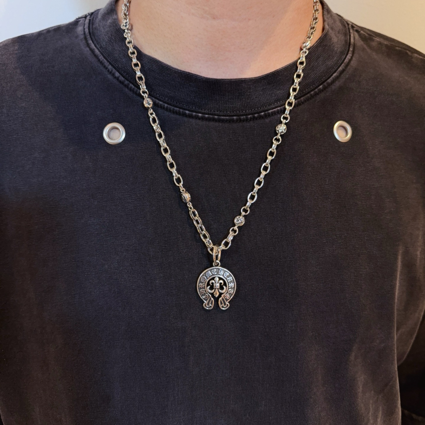 NO:664551,New [Counter Quality] Chrome Hearts Classic Retro Cross Flower Ball Necklace Horseshoe Print Scout Flower Pendant Different pattern design styles with concave and convex shapes, showing a distinctive cross. The Scout Flower is the symbol of Chrome Hearts, so it is more durable. Genuine pattern-printed Chrome Hearts distinguishes the ordinary light version in the market. Match the standard quality. Look at the printing details. The degree of retro gray oxidation. Seiko version!  !  !  Purely handmade ~ Authentic open mold fashion essentials. Can be worn by both men and women. Same style for couples. Official website original. Rock punk Thai silver style. Retro elements. Trendy and versatile!  , jewelry boutique, chrome hearts, chrome hearts, necklace19860909新款【专柜品质】Chrome Hearts克罗心经典复古十字花球项链 马蹄印童军花吊坠 凹凸造型不同的花纹设计风格 呈现出与众不同 十字架 童军花是克罗心的志 所以更经久不衰 正品打版Chrome Hearts克罗心 区别市场普通轻版 对版对标品质 看字印细节 复古做旧灰氧程度.精工版本！！！ 纯手工打造 ～正品开模潮流时尚必备 男女均可佩戴 情侣同款 官网原版 摇滚朋克泰银风格 复古元素 潮流百搭！,饰品精品,chrome hearts,chrome hearts,necklace,Jewelry