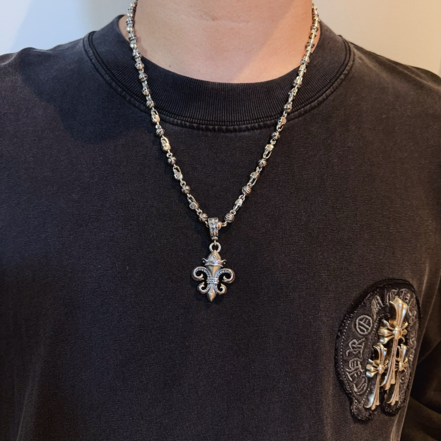 NO:664582,New [Counter Quality] Chrome Hearts Classic Retro Skull Cross Flower Ball Necklace Scout Flower Pendant Concave and Concave Shape Different Pattern Design Styles Present a Distinctive Cross The Scout Flower is the symbol of Chrome Hearts, so it is more durable. Genuine pattern-printed Chrome Hearts distinguishes the ordinary light version in the market. Match the standard quality. Look at the printing details. The degree of retro ash oxidation. Seiko version!  !  !  Purely handmade ~ Authentic open mold fashion essentials. Can be worn by both men and women. Same style for couples. Official website original. Rock punk Thai silver style. Retro elements. Trendy and versatile!  , jewelry boutique, chrome hearts, chrome hearts, necklace19860909新款【专柜品质】Chrome Hearts克罗心经典复古骷髅头十字花球项链 童军花吊坠 凹凸造型不同的花纹设计风格 呈现出与众不同 十字架 童军花是克罗心的志 所以更经久不衰 正品打版Chrome Hearts克罗心 区别市场普通轻版 对版对标品质 看字印细节 复古做旧灰氧程度.精工版本！！！ 纯手工打造 ～正品开模潮流时尚必备 男女均可佩戴 情侣同款 官网原版 摇滚朋克泰银风格 复古元素 潮流百搭！,饰品精品,chrome hearts,chrome hearts,necklace,Jewelry