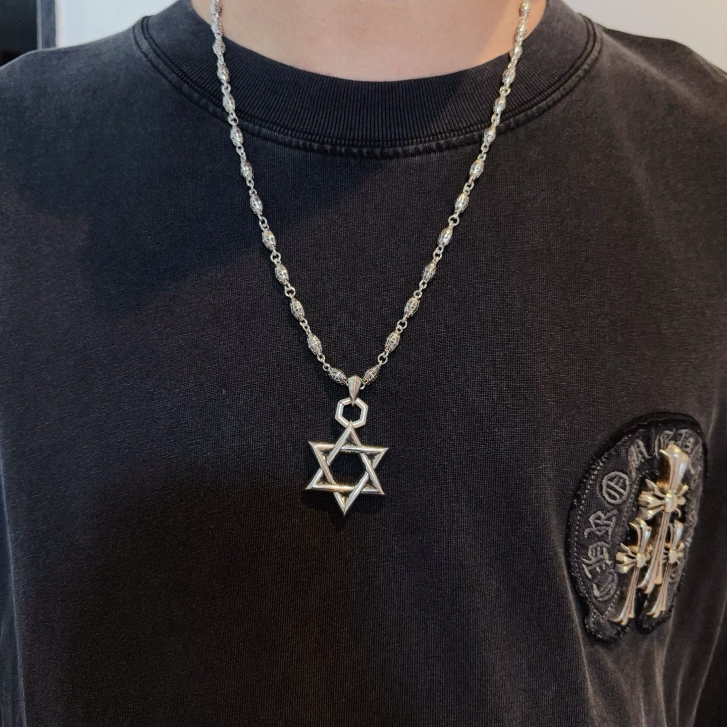 NO:664557,New [counter quality] Chrome Hearts classic retro cross flower ball necklace, six-pointed star pendant, concave and convex shapes with different pattern design styles, showing a distinctive cross. The Scout flower is the symbol of Chrome Hearts, so it is more durable. Genuine pattern-printed Chrome Hearts distinguishes the ordinary light version in the market. Match the version and standard quality. Look at the printing details, the degree of retro ash oxidation. Seiko version!  !  !  Purely handmade ~ Authentic open mold fashion essentials. Can be worn by both men and women. Same style for couples. Official website original. Rock punk Thai silver style. Retro elements. Trendy and versatile!  , jewelry boutique, chrome hearts, chrome hearts, necklace19860909新款【专柜品质】Chrome Hearts克罗心经典复古十字花球项链 六芒星吊坠 凹凸造型不同的花纹设计风格 呈现出与众不同 十字架 童军花是克罗心的志 所以更经久不衰 正品打版Chrome Hearts克罗心 区别市场普通轻版 对版对标品质 看字印细节 复古做旧灰氧程度.精工版本！！！ 纯手工打造 ～正品开模潮流时尚必备 男女均可佩戴 情侣同款 官网原版 摇滚朋克泰银风格 复古元素 潮流百搭！,饰品精品,chrome hearts,chrome hearts,necklace,Jewelry