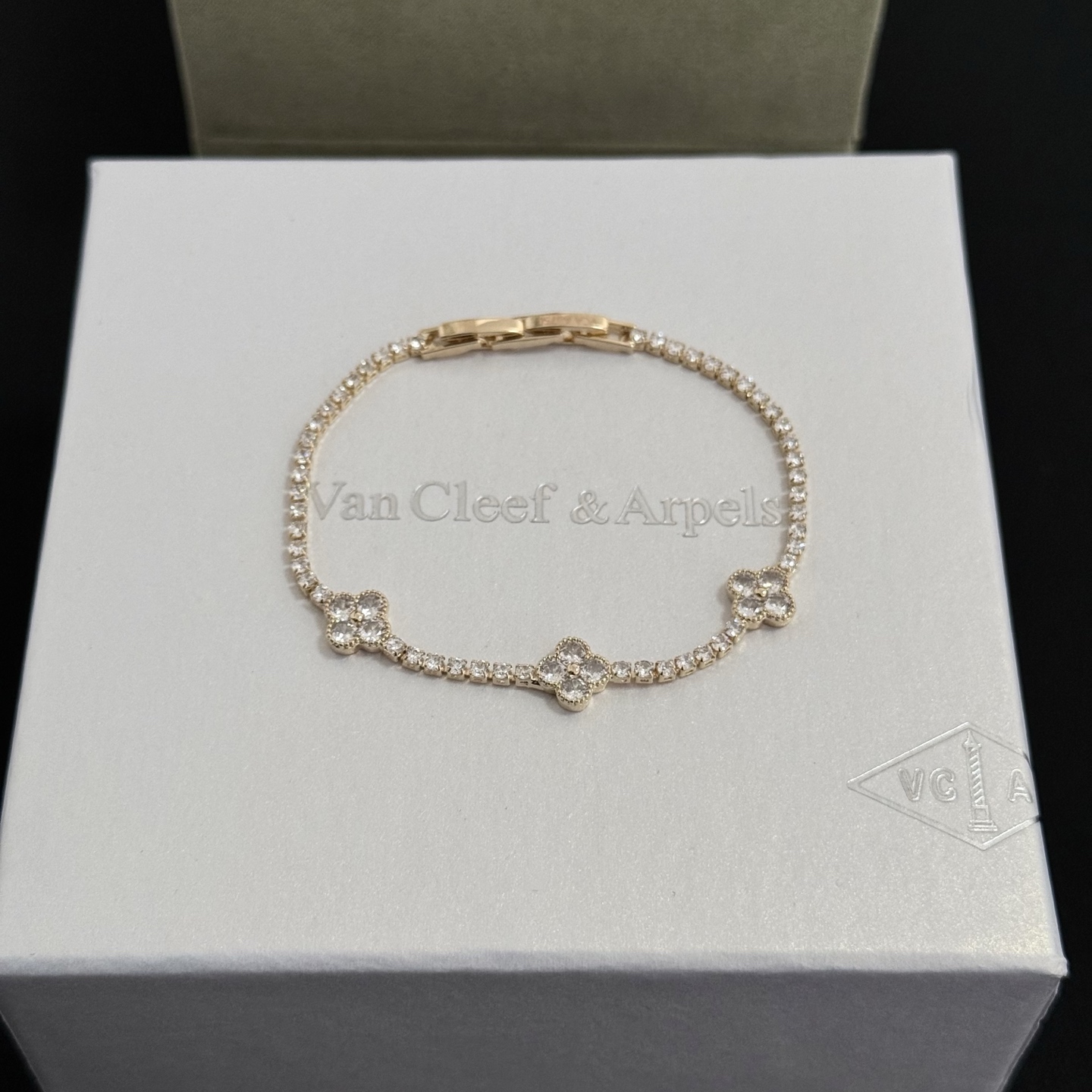 NO:663876,[Seiko original] Christmas hot model VCA four-leaf clover Van Cleef & Arpels bracelet bracelet V gold level classic, same style as the official website, fashion trend, using multi-layered metal carving design to make the petals more three-dimensional, inlaid with diamond technology, showing the feminine temperament [gift] Four-leaf clover lucky pattern symbolizes luck and happiness, unique and romantic, blending simple and harmonious lines with materials, polished and polished, showing nobility and elegance [celebration] [celebration], boutique jewelry, van  cleef,bracelet,bracelet19860909〔精工原版〕圣诞爆款 VCA四叶草梵克雅宝手链手镯 V金等级 经典之作 官网同款 时尚潮流 采用多层次金属雕刻设计 使花瓣更立体 镶嵌满钻工艺 尽显女性柔美气质[礼物] 四叶草幸运图案 象征幸运和幸福 独特又浪漫将简单和谐的线条与材质相融合 经过抛光和打磨 彰显高贵优雅[庆祝][庆祝],饰品精品,van cleef,bracelet,bracelet,Jewelry