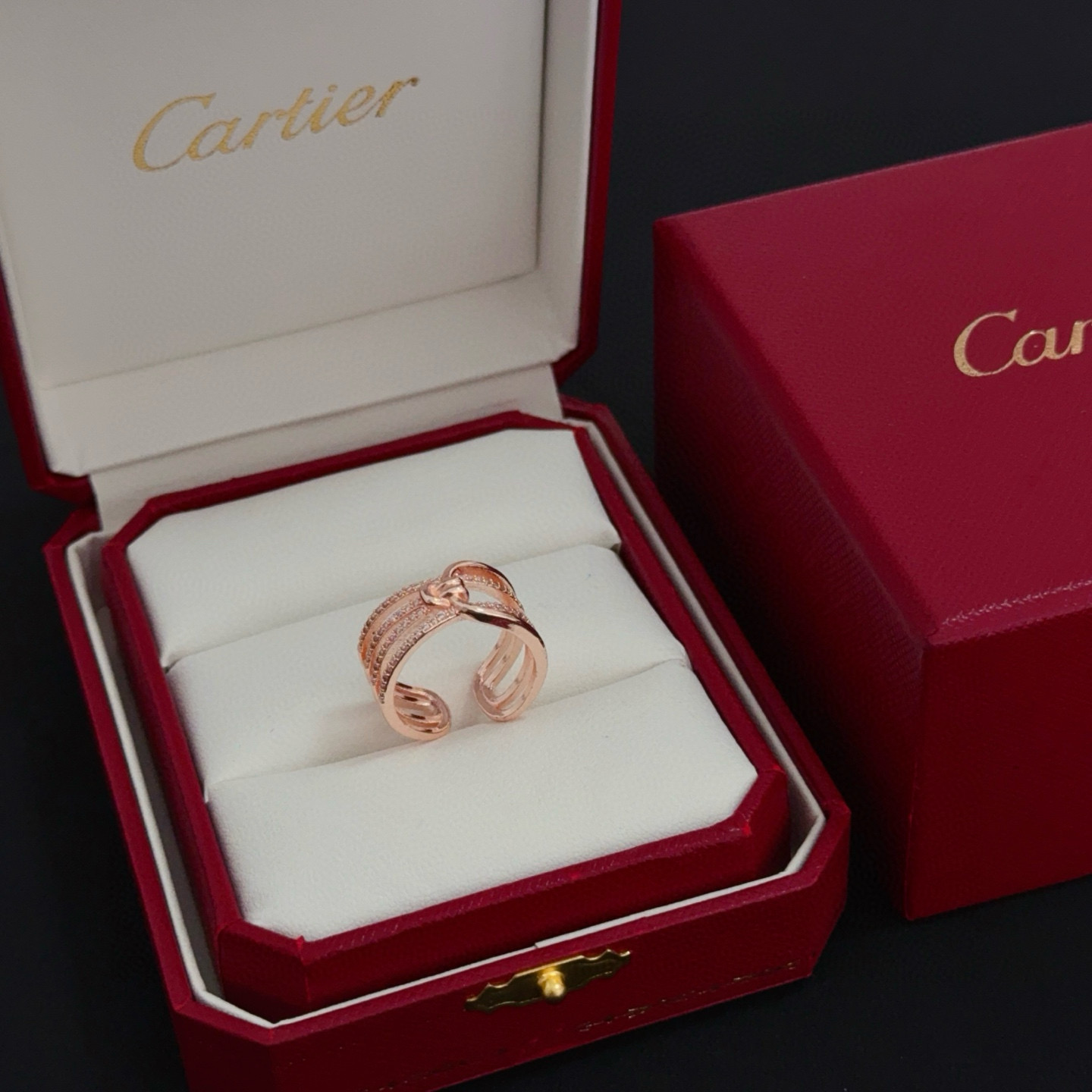 NO:663848,Cartier diamond-set ring, high-end customized version, diamond-set technology, V gold material, classic and fashionable style, using sharp lines to reconstruct the aesthetics of love!  Breaking the rules, the diamond-encrusted design actually achieves the ceiling of high-end sense - no need for flashy accumulation, love should be as pure as ever. Cartier is loved by many celebrities and Internet celebrities. The Leopard series bracelet is absolutely an eternal classic, and it is not limited to men and women, and there is no age limit!  Wear it and you will be the center of attention!  , jewelry boutique, cartier, ring, bracelet19860909卡地亚镶钻戒指 高端定制版本 镶嵌钻工艺 V金材质 经典而时尚风格 用凌厉线条重构爱情美学！打破常规,镶嵌钻设计反而成就高级感天花板——无需浮华堆砌,爱本应纯粹如初 卡地亚受众多明星网红的爱戴 豹子系列手镯 绝对是永恒经典 而且男女不限 年龄不限 ！戴上它你就是焦点！,饰品精品,cartier,ring,bracelet,Jewelry