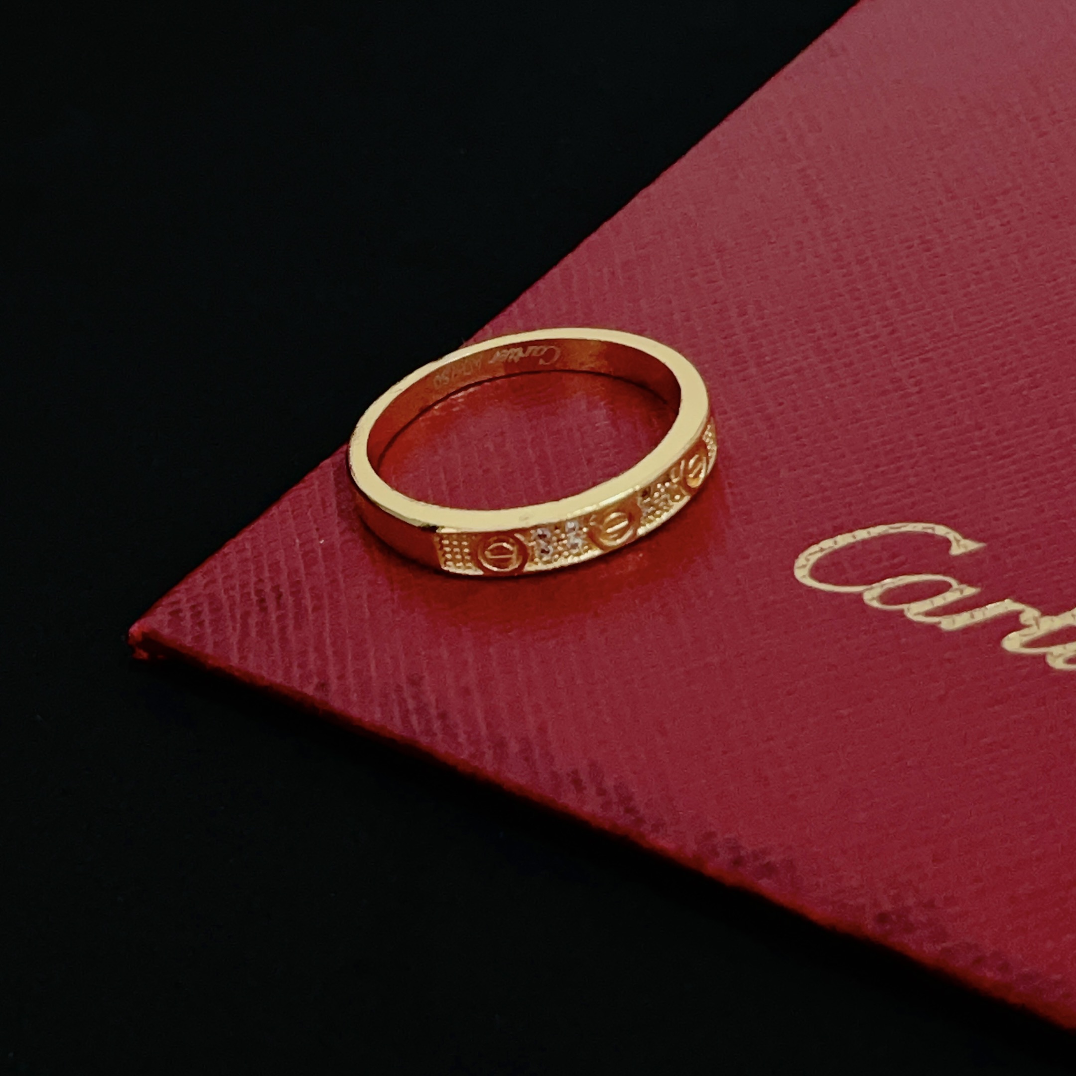 NO:663855,Cartier diamond-set ring, high-end customized version, diamond-set technology, V gold material, classic and fashionable style, using sharp lines to reconstruct the aesthetics of love!  Breaking the rules, the diamond-encrusted design actually achieves the ceiling of high-end sense - no need for flashy accumulation, love should be as pure as ever. Cartier is loved by many celebrities and Internet celebrities. The Leopard series bracelet is absolutely an eternal classic, and it is not limited to men and women, and there is no age limit!  Wear it and you will be the center of attention!  , jewelry boutique, cartier, ring, bracelet19860909卡地亚镶钻戒指 高端定制版本 镶嵌钻工艺 V金材质 经典而时尚风格 用凌厉线条重构爱情美学！打破常规,镶嵌钻设计反而成就高级感天花板——无需浮华堆砌,爱本应纯粹如初 卡地亚受众多明星网红的爱戴 豹子系列手镯 绝对是永恒经典 而且男女不限 年龄不限 ！戴上它你就是焦点！,饰品精品,cartier,ring,bracelet,Jewelry