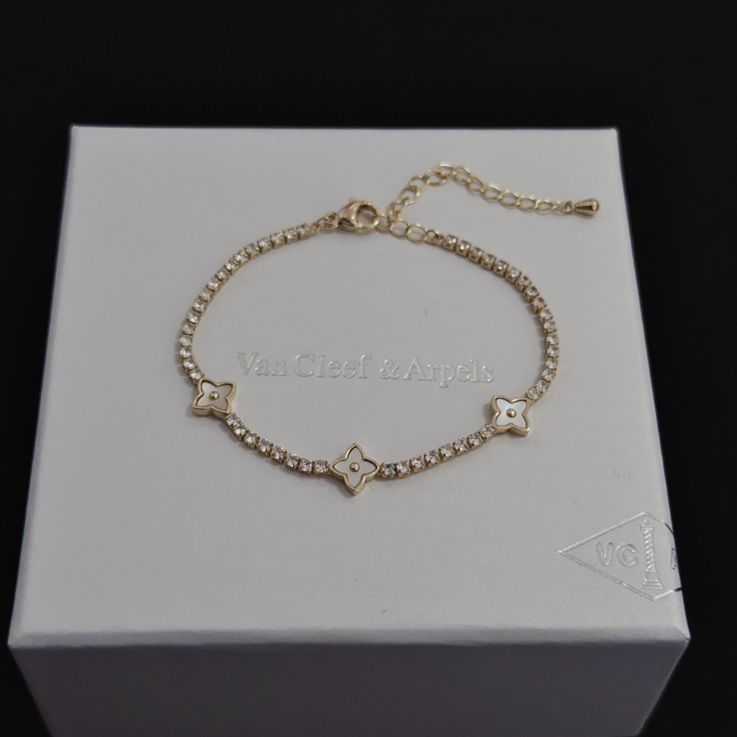 NO:665535,[SEIKO Original] Christmas Hot VCA Four-leaf Clover Van Cleef & Arpels Bracelet V Gold Level Classic Work Same as Official Website Fashion Trend Multi-layered metal carving design makes the petals more three-dimensional. Inlaid with diamonds, it shows the feminine temperament [Gift] Four-leaf clover lucky pattern symbolizes luck and happiness. Unique and romantic, blending simple and harmonious lines with materials. Polished and polished to show nobility and elegance [Celebration] [Celebration], boutique jewelry, van  cleef,bracelet19860909〔精工原版〕圣诞爆款 VCA四叶草梵克雅宝手链 V金等级 经典之作 官网同款 时尚潮流 采用多层次金属雕刻设计 使花瓣更立体 镶嵌满钻工艺 尽显女性柔美气质[礼物] 四叶草幸运图案 象征幸运和幸福 独特又浪漫将简单和谐的线条与材质相融合 经过抛光和打磨 彰显高贵优雅[庆祝][庆祝],饰品精品,van cleef,bracelet,Jewelry