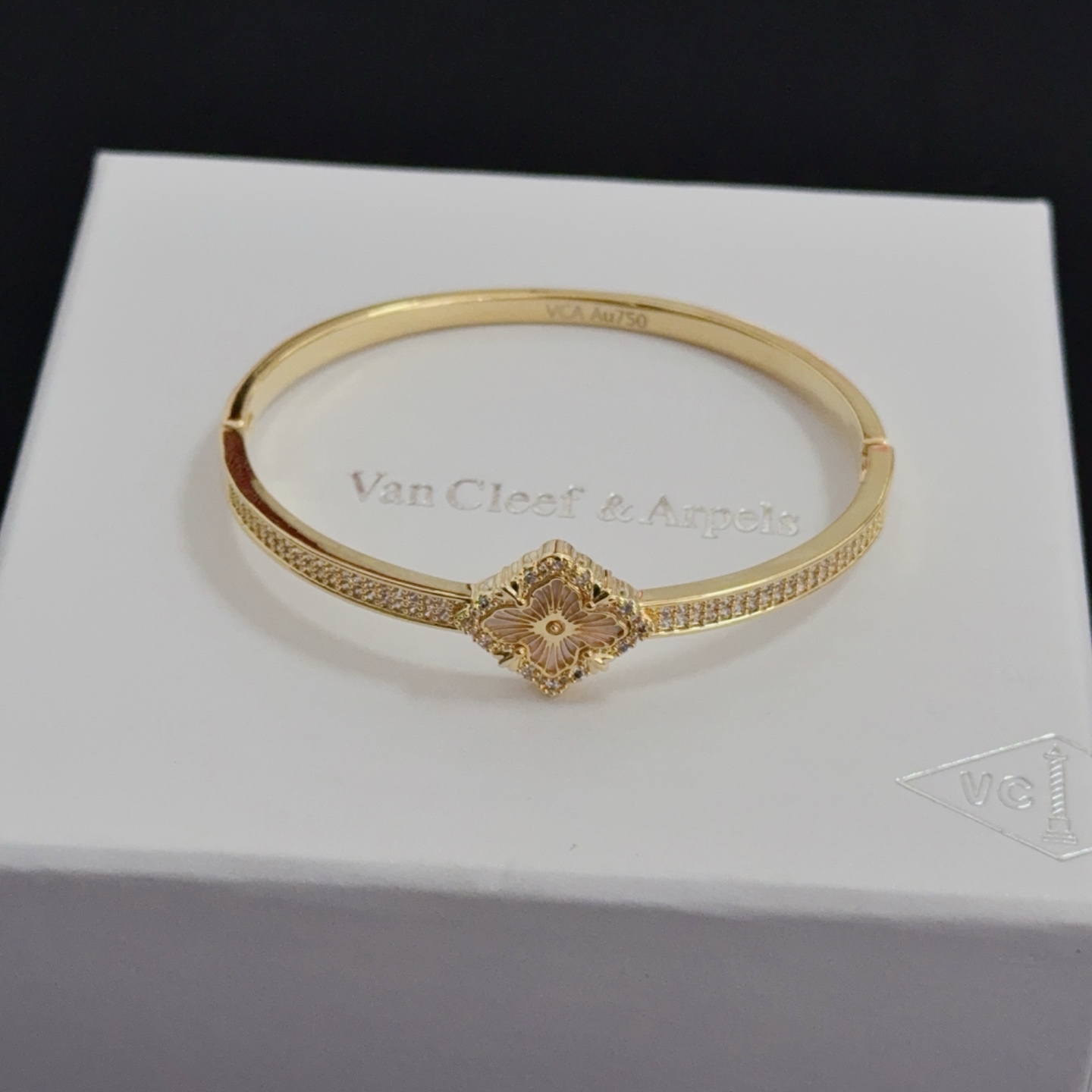 NO:665541,[SEIKO Original] Christmas Hot VCA Four-leaf Clover Van Cleef & Arpels Bracelet V Gold Level Classic Work Same as Official Website Fashion Trend Multi-layered metal carving design makes petals more three-dimensional Inlaid with diamonds to show feminine femininity [Gift] Four-leaf clover lucky pattern symbolizes luck and happiness Unique and romantic, blending simple and harmonious lines with materials Polished and polished to highlight noble elegance [Celebration] [Celebration], boutique jewelry, van  cleef,bracelet19860909〔精工原版〕圣诞爆款 VCA四叶草梵克雅宝手镯 V金等级 经典之作 官网同款 时尚潮流 采用多层次金属雕刻设计 使花瓣更立体 镶嵌满钻工艺 尽显女性柔美气质[礼物] 四叶草幸运图案 象征幸运和幸福 独特又浪漫将简单和谐的线条与材质相融合 经过抛光和打磨 彰显高贵优雅[庆祝][庆祝],饰品精品,van cleef,bracelet,Jewelry