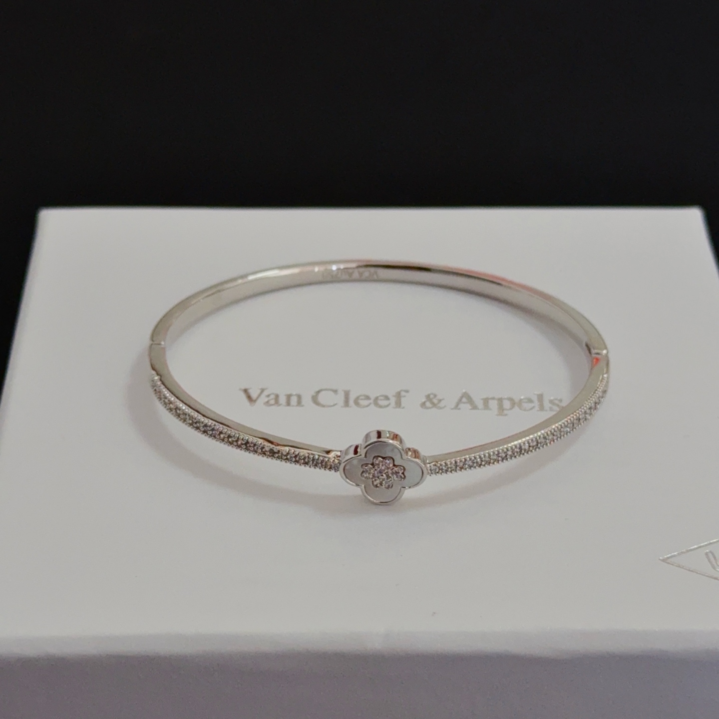 NO:665549,[SEIKO Original] Christmas Hot VCA Four-leaf Clover Van Cleef & Arpels Bracelet V Gold Level Classic Work Same as Official Website Fashion Trend Multi-layered metal carving design makes petals more three-dimensional Inlaid with diamonds to show feminine femininity [Gift] Four-leaf clover lucky pattern symbolizes luck and happiness Unique and romantic, blending simple and harmonious lines with materials Polished and polished to highlight noble elegance [Celebration] [Celebration], boutique jewelry, van  cleef,bracelet19860909〔精工原版〕圣诞爆款 VCA四叶草梵克雅宝手镯 V金等级 经典之作 官网同款 时尚潮流 采用多层次金属雕刻设计 使花瓣更立体 镶嵌满钻工艺 尽显女性柔美气质[礼物] 四叶草幸运图案 象征幸运和幸福 独特又浪漫将简单和谐的线条与材质相融合 经过抛光和打磨 彰显高贵优雅[庆祝][庆祝],饰品精品,van cleef,bracelet,Jewelry