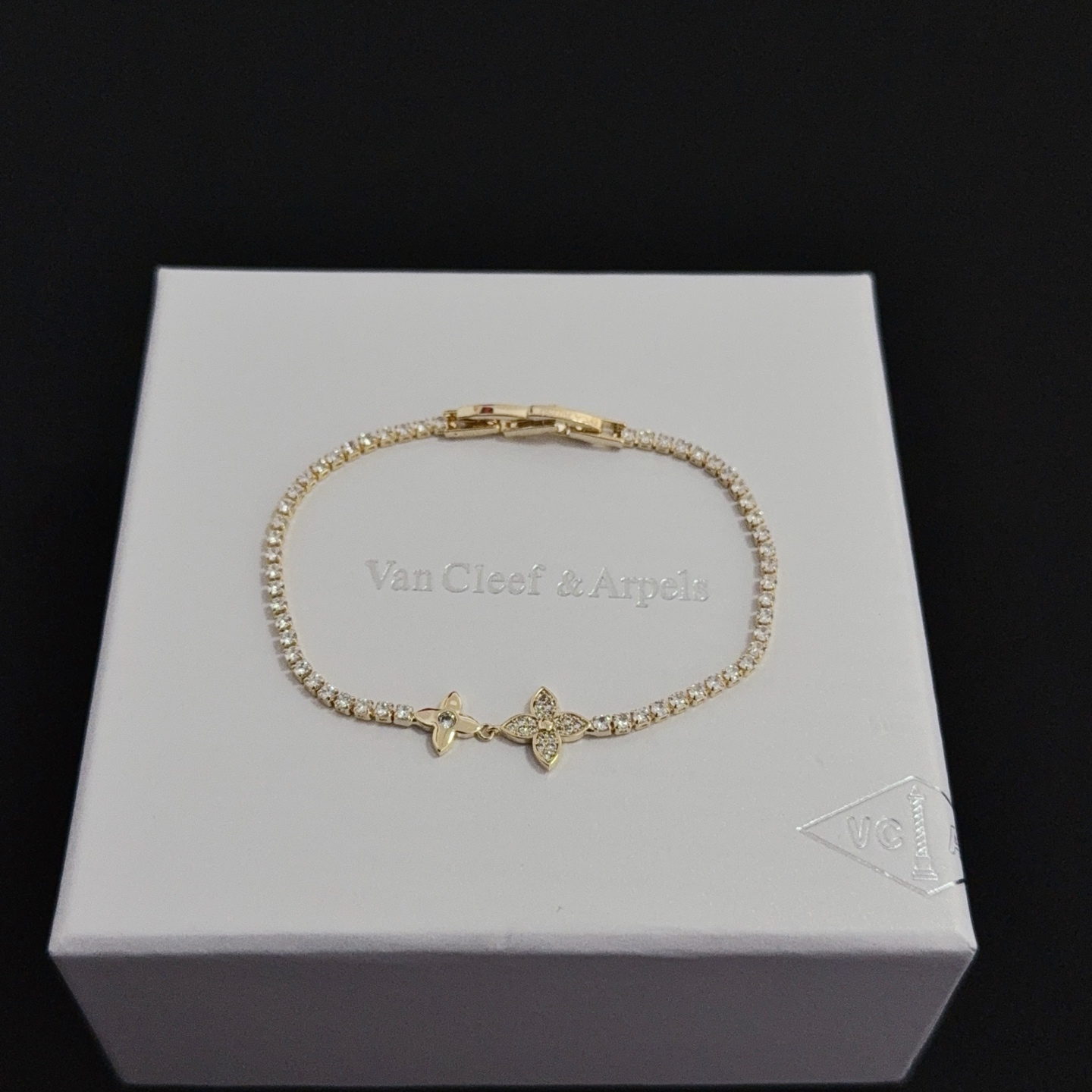 NO:665553,[SEIKO Original] Christmas Hot VCA Four-leaf Clover Van Cleef & Arpels Bracelet V Gold Level Classic Work Same as Official Website Fashion Trend Multi-layered metal carving design makes the petals more three-dimensional. Inlaid with diamonds, it shows the feminine temperament [Gift] Four-leaf clover lucky pattern symbolizes luck and happiness. Unique and romantic, blending simple and harmonious lines with materials. Polished and polished to show nobility and elegance [Celebration] [Celebration], boutique jewelry, van  cleef,bracelet19860909〔精工原版〕圣诞爆款 VCA四叶草梵克雅宝手链 V金等级 经典之作 官网同款 时尚潮流 采用多层次金属雕刻设计 使花瓣更立体 镶嵌满钻工艺 尽显女性柔美气质[礼物] 四叶草幸运图案 象征幸运和幸福 独特又浪漫将简单和谐的线条与材质相融合 经过抛光和打磨 彰显高贵优雅[庆祝][庆祝],饰品精品,van cleef,bracelet,Jewelry