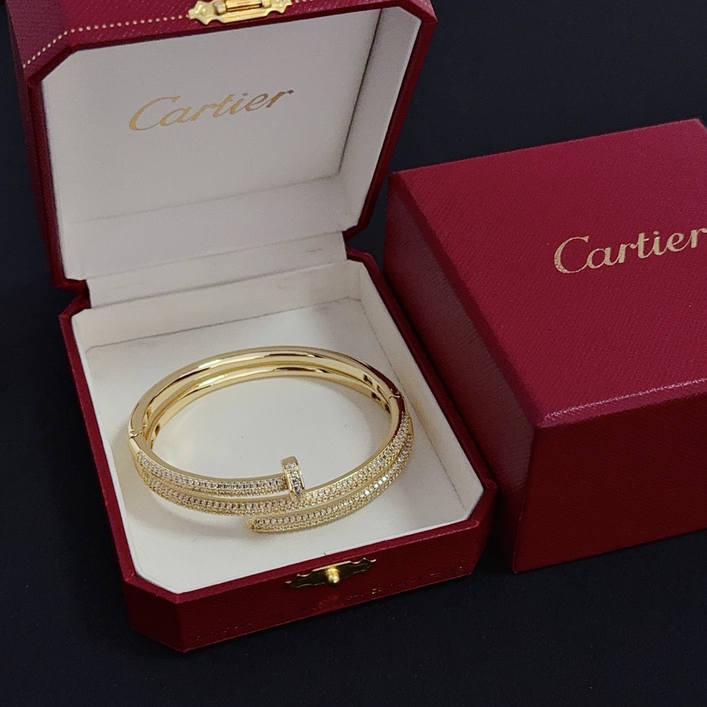 NO:665556,Cartier bracelet, high-end customized version, inlaid with diamond craftsmanship, V gold material, classic and fashionable style, reconstructing the aesthetics of love with sharp lines!  Breaking the rules, the diamond-encrusted design actually achieves the ceiling of high-end sense - no need for flashy accumulation, love should be as pure as ever. Cartier is loved by many celebrities and Internet celebrities. The Leopard series bracelet is absolutely an eternal classic, and it is not limited to men and women, and there is no age limit!  Wear it and you will be the center of attention!  , jewelry boutique, cartier, bracelet19860909卡地亚手镯 高端定制版本 镶嵌钻工艺 V金材质 经典而时尚风格 用凌厉线条重构爱情美学！打破常规,镶嵌钻设计反而成就高级感天花板——无需浮华堆砌,爱本应纯粹如初 卡地亚受众多明星网红的爱戴 豹子系列手镯 绝对是永恒经典 而且男女不限 年龄不限 ！戴上它你就是焦点！,饰品精品,cartier,bracelet,Jewelry