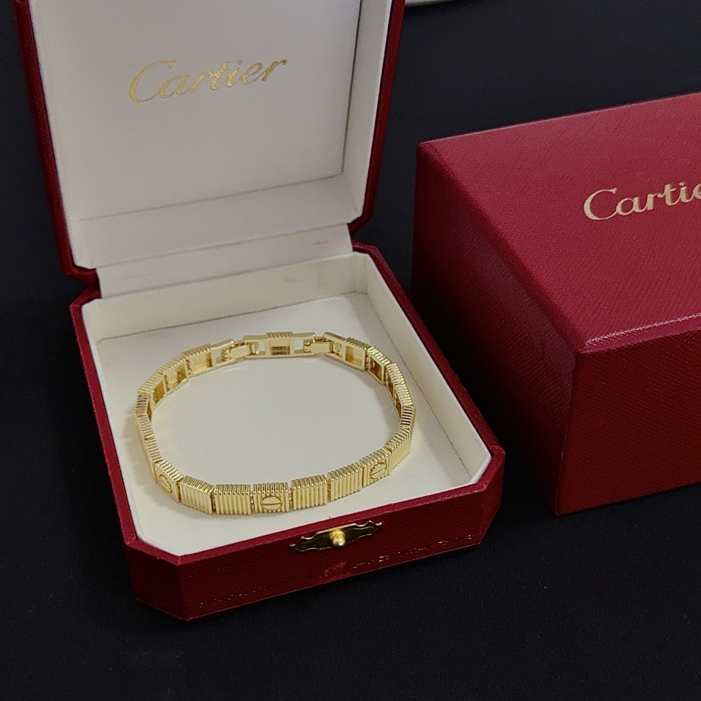 NO:665533,Cartier bracelet, high-end customized version, inlaid with diamond craftsmanship, V-gold material, classic and fashionable style, reconstructing the aesthetics of love with sharp lines!  Breaking the rules, the diamond-encrusted design actually achieves the ceiling of high-end sense - no need for flashy accumulation, love should be as pure as ever. Cartier is loved by many celebrities and Internet celebrities. The Leopard series bracelet is absolutely an eternal classic, and it is not limited to men and women, and there is no age limit!  Wear it and you will be the center of attention!  , jewelry boutique,cartier,bracelet,bracelet19860909卡地亚手链 高端定制版本 镶嵌钻工艺 V金材质 经典而时尚风格 用凌厉线条重构爱情美学！打破常规,镶嵌钻设计反而成就高级感天花板——无需浮华堆砌,爱本应纯粹如初 卡地亚受众多明星网红的爱戴 豹子系列手镯 绝对是永恒经典 而且男女不限 年龄不限 ！戴上它你就是焦点！,饰品精品,cartier,bracelet,bracelet,Jewelry
