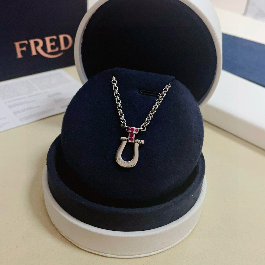NO:665557,Fred's diamond-filled horseshoe buckle necklace, high-end customization, counter material, thick electroplating process, with logo, very iconic, simple and elegant, can be easily worn whether it is daily wear or special occasions, instantly improving the style and taste of the overall look., jewelry boutique, necklace19860909费雷德满钻马蹄扣项链,高端定制,专柜材质,加厚电镀工艺,带logo,非常有标志性,简洁大方,不管是日常穿搭还是特别场合都能轻松驾驭,瞬间提升整体造型的格调与品味.,饰品精品,necklace,Jewelry