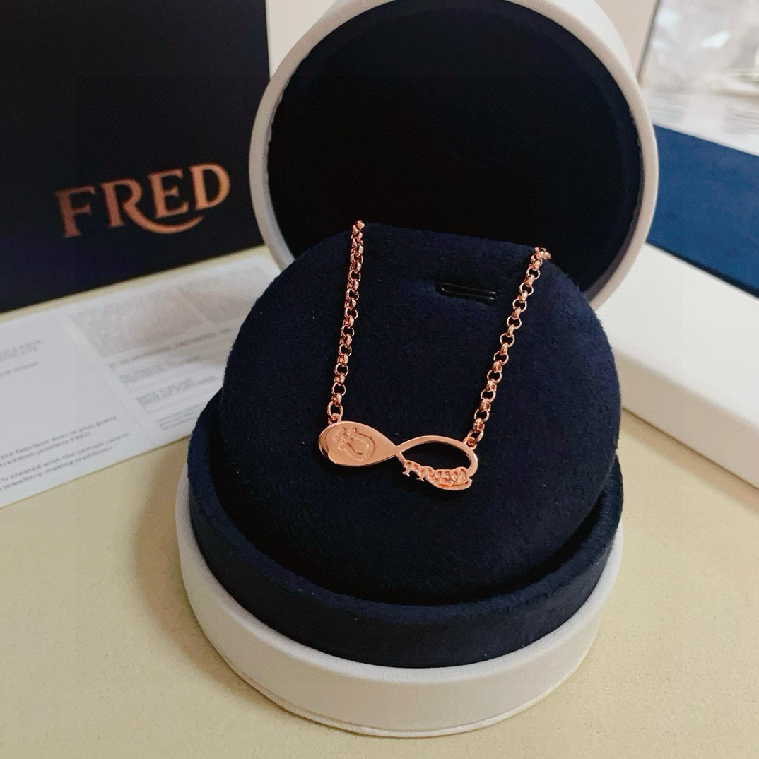 NO:665526,Fred's 8-shaped buckle necklace, high-end customization, counter material, thickened electroplating process, with logo, very iconic, simple and elegant, can be easily worn whether it is daily wear or special occasions. Gold, silver and rose gold three colors., jewelry boutique, necklace, gold19860909费雷德8字扣项链,高端定制,专柜材质,加厚电镀工艺,带logo,非常有标志性,简洁大方,不管是日常穿搭还是特别场合都能轻松驾驭.黄金色 银色 玫瑰金三色.,饰品精品,necklace,gold,Jewelry