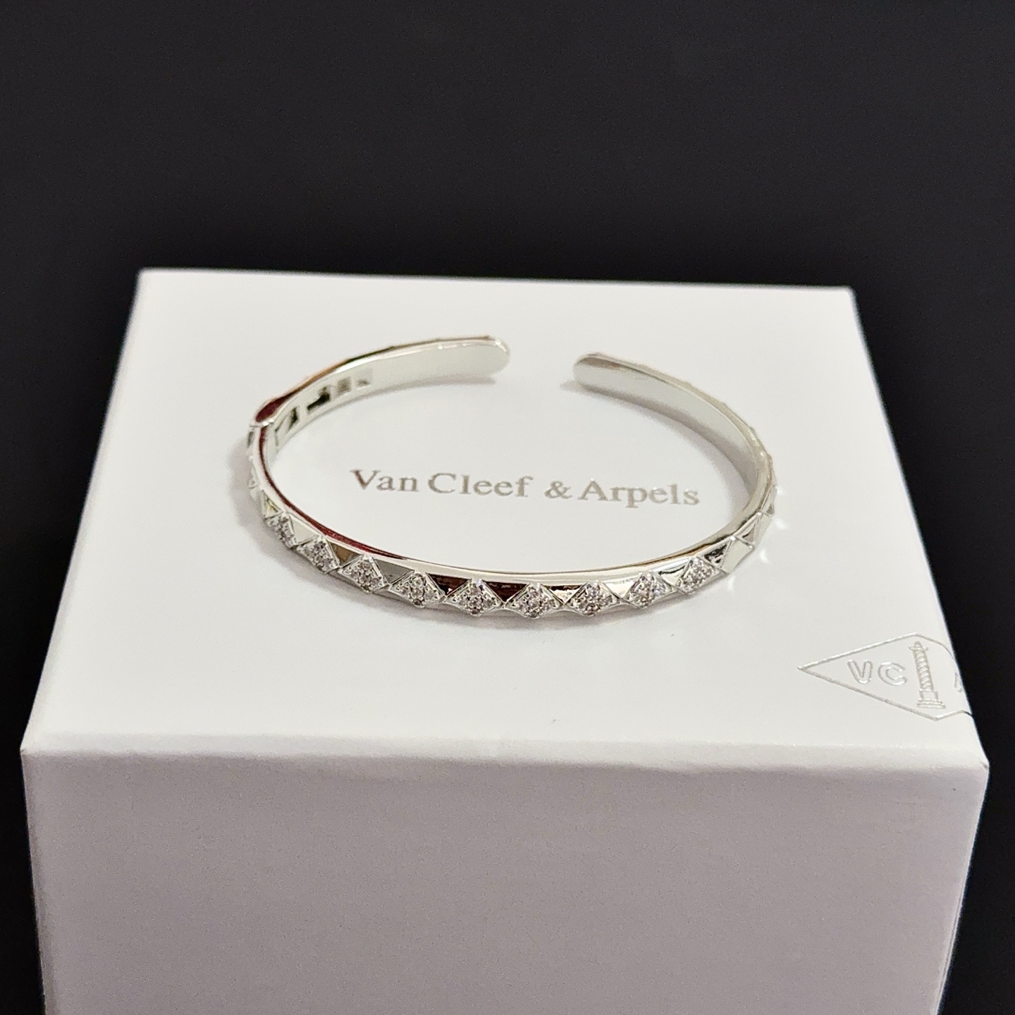 NO:665534,[SEIKO Original] Christmas Hot VCA Four-leaf Clover Van Cleef & Arpels Bracelet V Gold Level Classic Work Same as Official Website Fashion Trend Multi-layered metal carving design makes petals more three-dimensional Inlaid with diamonds to show feminine femininity [Gift] Four-leaf clover lucky pattern symbolizes luck and happiness Unique and romantic, blending simple and harmonious lines with materials Polished and polished to highlight noble elegance [Celebration] [Celebration], boutique jewelry, van  cleef,bracelet19860909〔精工原版〕圣诞爆款 VCA四叶草梵克雅宝手镯 V金等级 经典之作 官网同款 时尚潮流 采用多层次金属雕刻设计 使花瓣更立体 镶嵌满钻工艺 尽显女性柔美气质[礼物] 四叶草幸运图案 象征幸运和幸福 独特又浪漫将简单和谐的线条与材质相融合 经过抛光和打磨 彰显高贵优雅[庆祝][庆祝],饰品精品,van cleef,bracelet,Jewelry