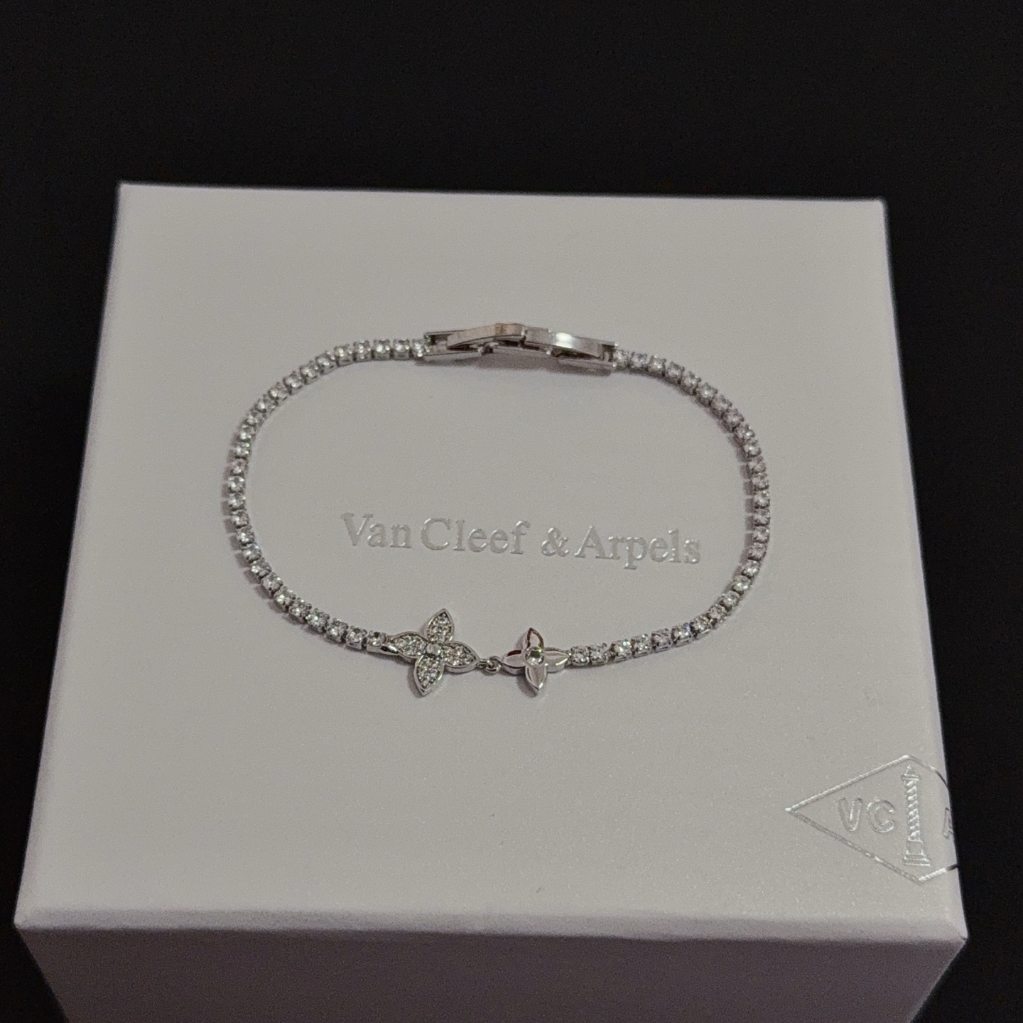 NO:665539,[SEIKO Original] Christmas Hot VCA Four-leaf Clover Van Cleef & Arpels Bracelet V Gold Level Classic Work Same as Official Website Fashion Trend Multi-layered metal carving design makes the petals more three-dimensional. Inlaid with diamonds, it shows the feminine temperament [Gift] Four-leaf clover lucky pattern symbolizes luck and happiness. Unique and romantic, blending simple and harmonious lines with materials. Polished and polished to show nobility and elegance [Celebration] [Celebration], boutique jewelry, van  cleef,bracelet19860909〔精工原版〕圣诞爆款 VCA四叶草梵克雅宝手链 V金等级 经典之作 官网同款 时尚潮流 采用多层次金属雕刻设计 使花瓣更立体 镶嵌满钻工艺 尽显女性柔美气质[礼物] 四叶草幸运图案 象征幸运和幸福 独特又浪漫将简单和谐的线条与材质相融合 经过抛光和打磨 彰显高贵优雅[庆祝][庆祝],饰品精品,van cleef,bracelet,Jewelry