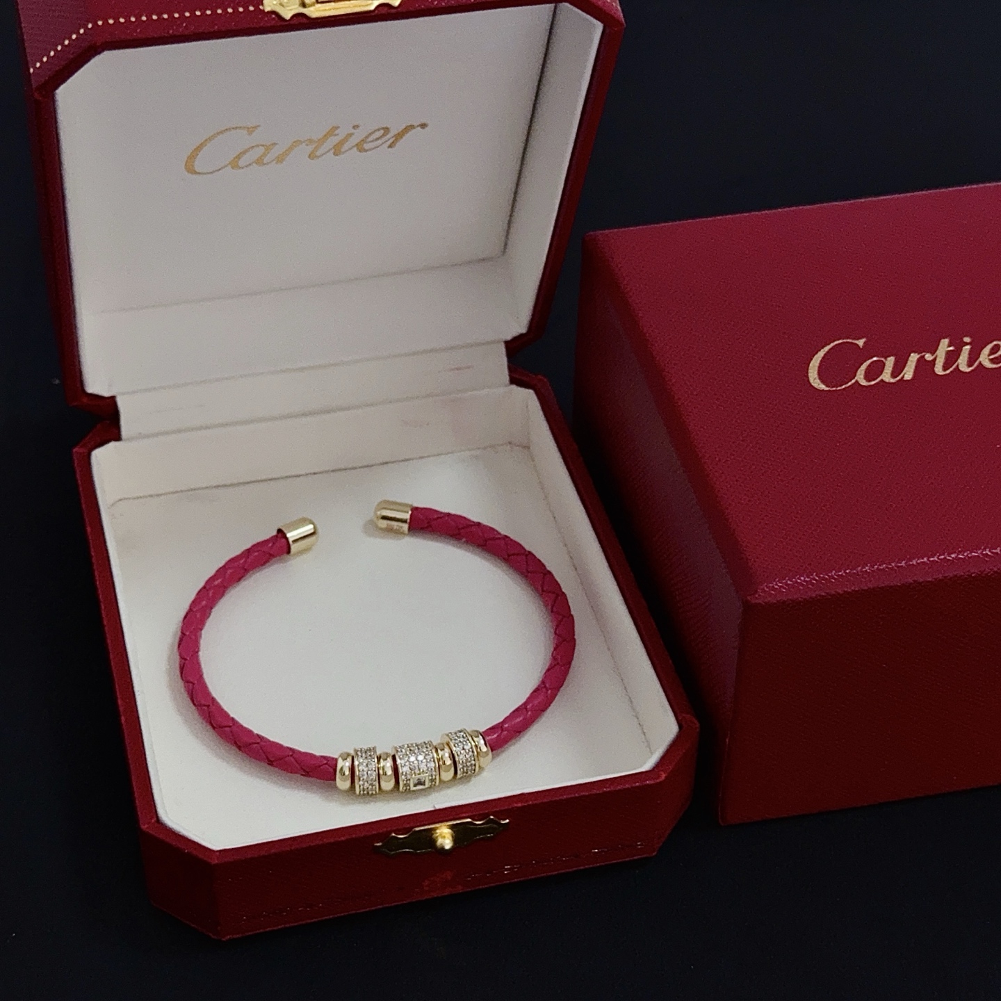 NO:665548,Cartier bracelet, high-end customized version, inlaid with diamond craftsmanship, V gold material, classic and fashionable style, reconstructing the aesthetics of love with sharp lines!  Breaking the rules, the diamond-encrusted design actually achieves the ceiling of high-end sense - no need for flashy accumulation, love should be as pure as ever. Cartier is loved by many celebrities and Internet celebrities. The Leopard series bracelet is absolutely an eternal classic, and it is not limited to men and women, and there is no age limit!  Wear it and you will be the center of attention!  , jewelry boutique, cartier, bracelet19860909卡地亚手镯 高端定制版本 镶嵌钻工艺 V金材质 经典而时尚风格 用凌厉线条重构爱情美学！打破常规,镶嵌钻设计反而成就高级感天花板——无需浮华堆砌,爱本应纯粹如初 卡地亚受众多明星网红的爱戴 豹子系列手镯 绝对是永恒经典 而且男女不限 年龄不限 ！戴上它你就是焦点！,饰品精品,cartier,bracelet,Jewelry