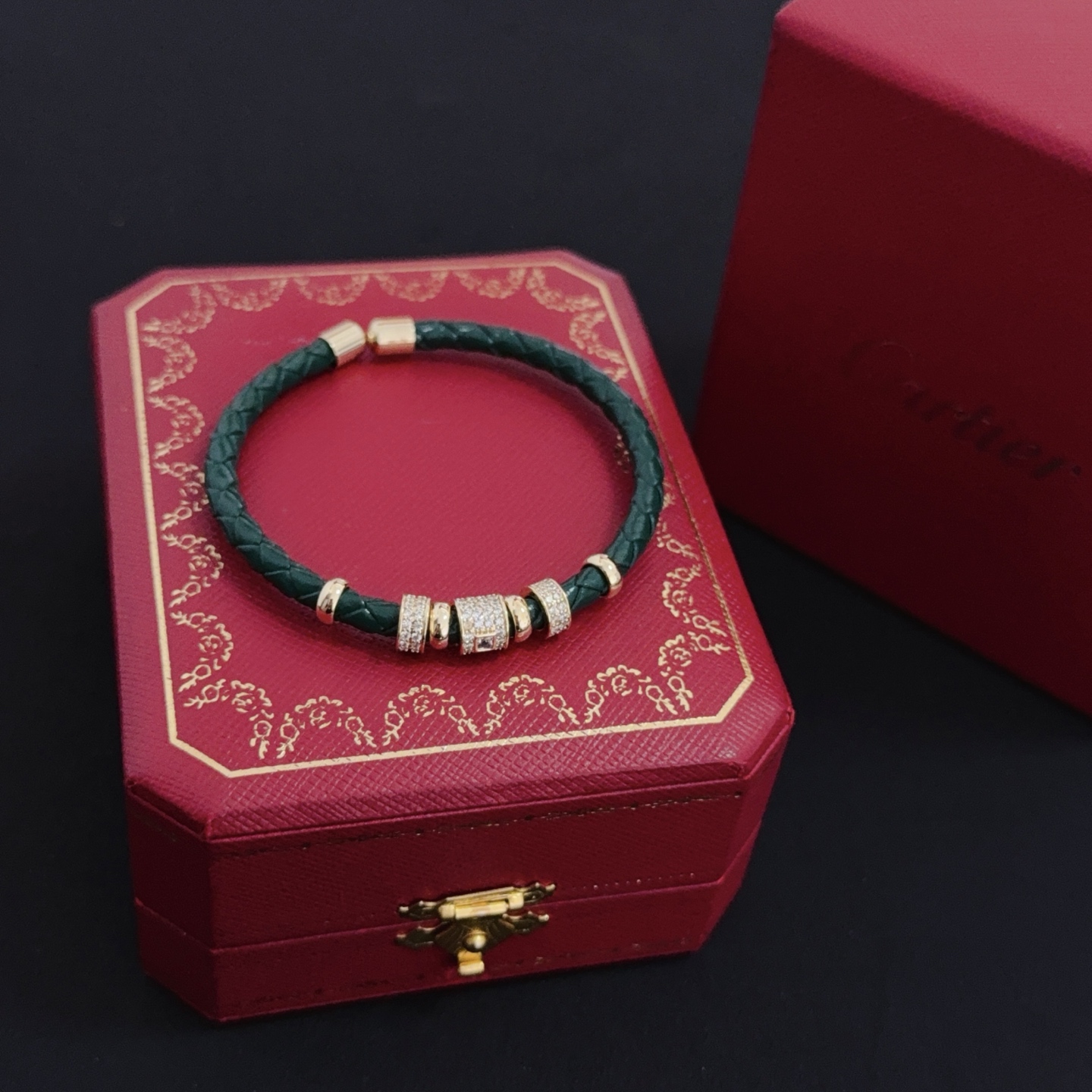 Cartier 卡地亚镶钻皮绳手镯 高端定制版本 镶嵌钻工艺 V金材质 而 风格 用凌厉线条重构爱情美学 打破常规