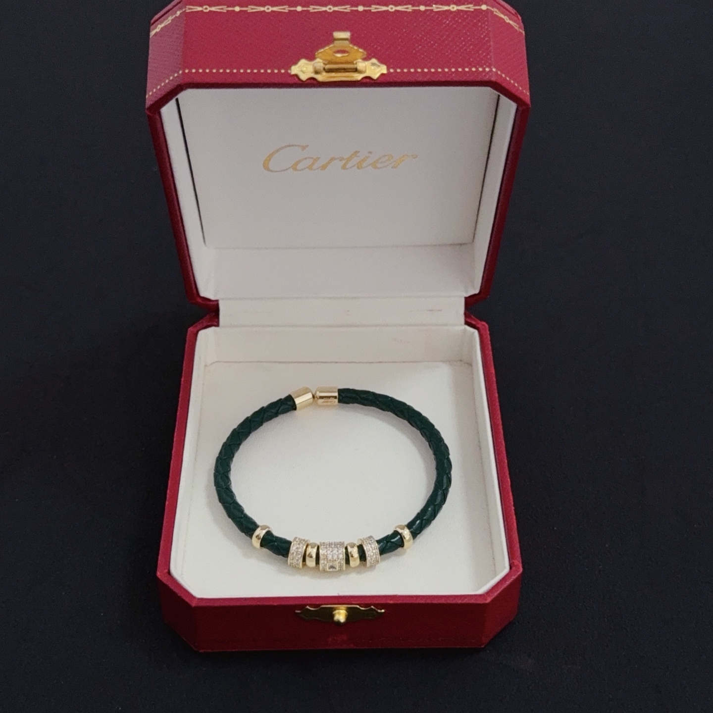 Cartier 卡地亚镶钻皮绳手镯 高端定制版本 镶嵌钻工艺 V金材质 而 风格 用凌厉线条重构爱情美学 打破常规
