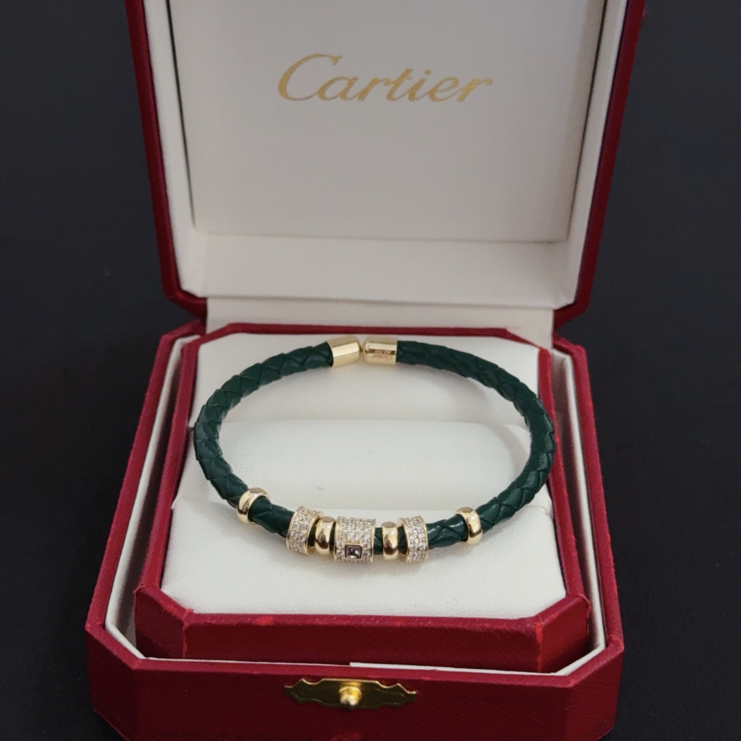 Cartier 卡地亚镶钻皮绳手镯 高端定制版本 镶嵌钻工艺 V金材质 而 风格 用凌厉线条重构爱情美学 打破常规