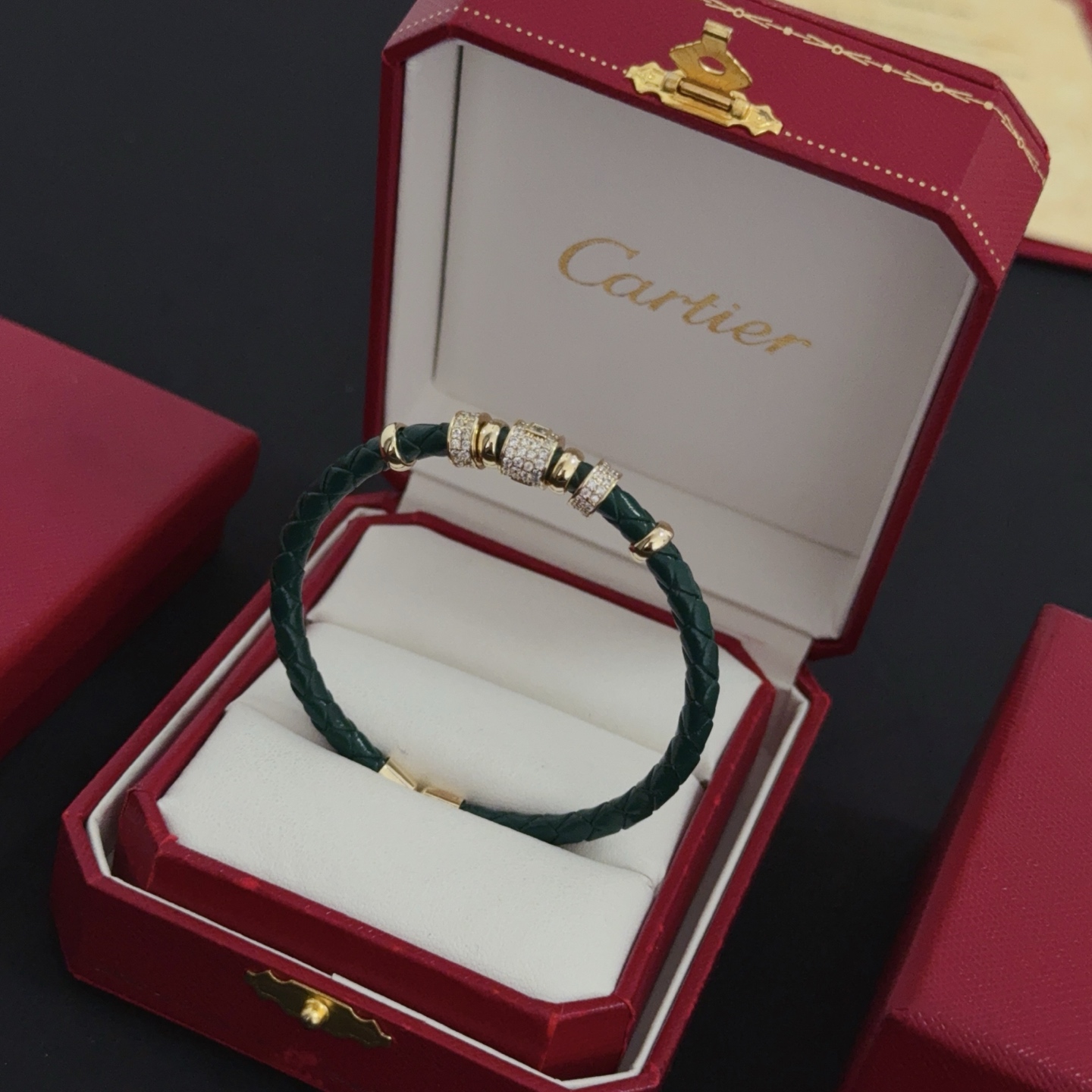 Cartier 卡地亚镶钻皮绳手镯 高端定制版本 镶嵌钻工艺 V金材质 而 风格 用凌厉线条重构爱情美学 打破常规