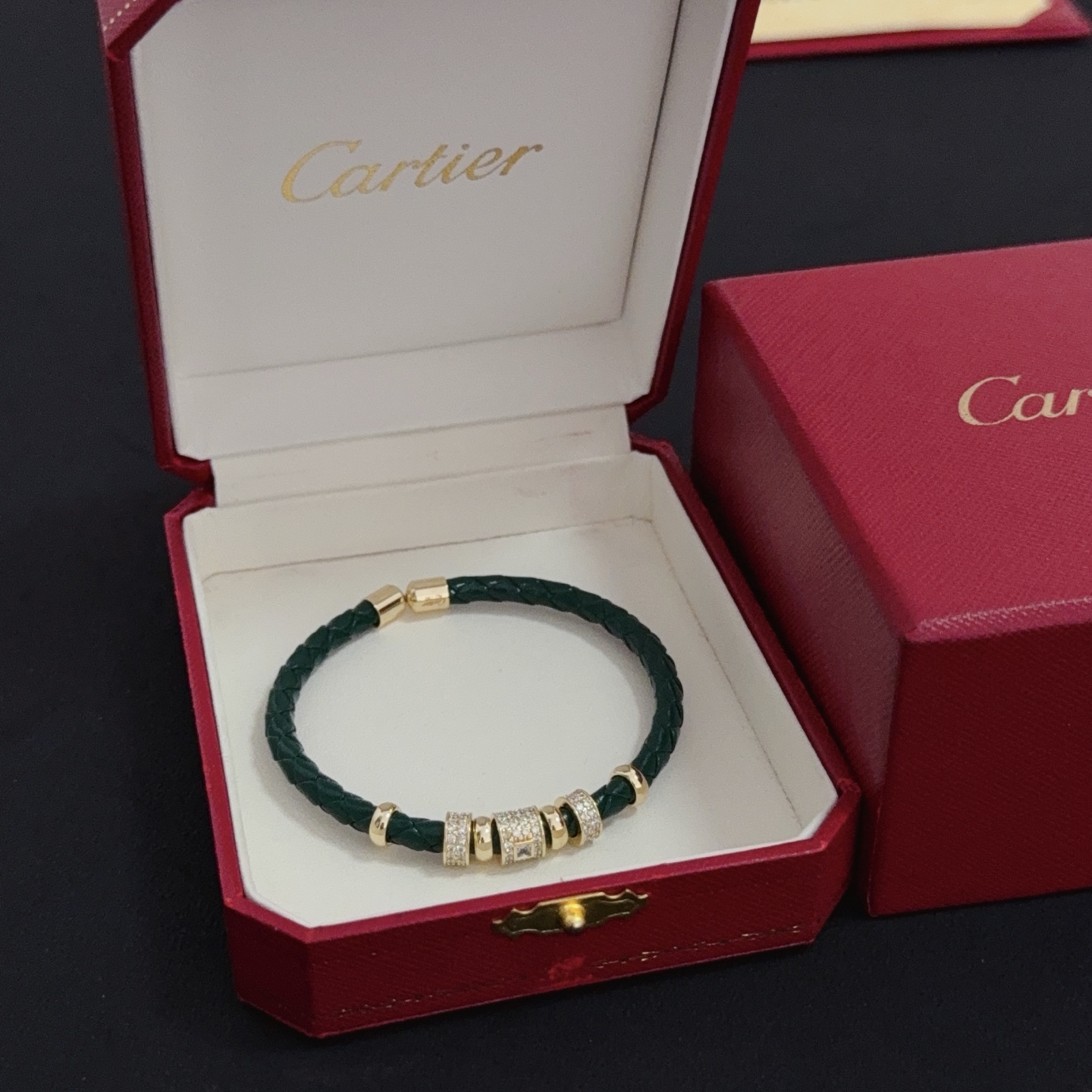 Cartier 卡地亚镶钻皮绳手镯 高端定制版本 镶嵌钻工艺 V金材质 而 风格 用凌厉线条重构爱情美学 打破常规