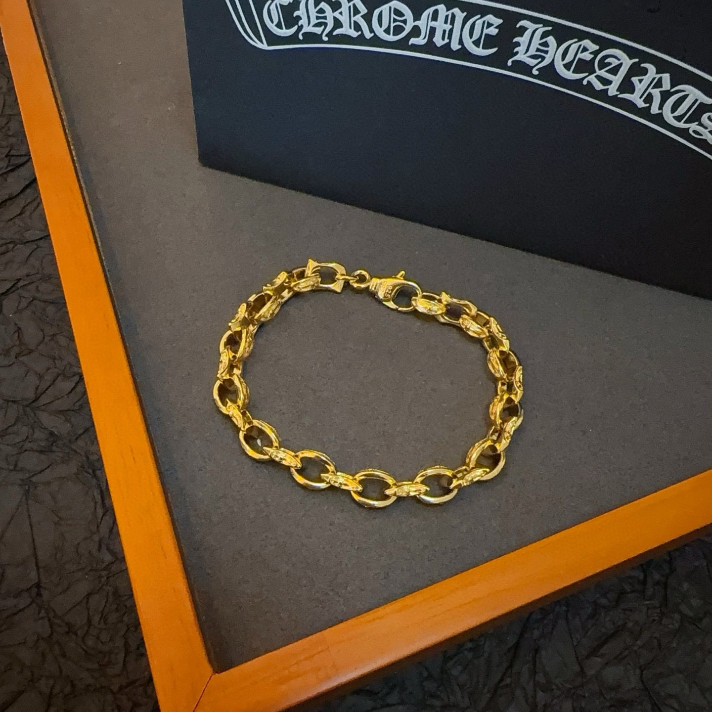 NO:678556,Batch of new [counter quality] Chrome Hearts gold cross bracelet, with different concave and convex shapes, the pattern design style is unique. The cross scout flower is the symbol of Chrome Hearts, so it is more durable. Genuine patterned Chrome Hearts distinguishes the ordinary light version in the market. Check the quality of the version. Look at the printing details. Retro distressed gray oxidation level. Seiko version! Size: 18 20 22cm. Customizable size, fine jewelry, chrome hearts, chrome.  hearts,bracelet,gold19860909批 新款【专柜品质】Chrome Hearts克罗心 黄金色十字架手链 ,凹凸造型不同的花纹设计风格呈现出与众不同 十字架童军花是克罗心的标志 所以更经久不衰 正品打版Chrome Hearts克罗心 区别市场普通轻版 对版对标品质 看字印细节 复古做旧灰氧程度.精工版本!尺寸:18 20 22cm 可订制尺寸,饰品精品,chrome hearts,chrome hearts,bracelet,gold,Jewelry