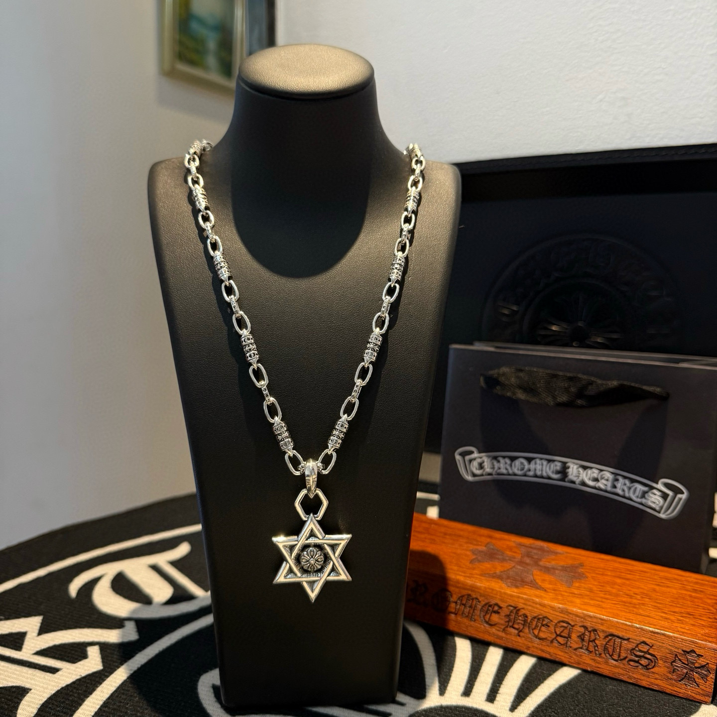 NO:678561,Batch New [Counter Quality] Chrome Hearts Classic Cross Necklace Six-Pointed Star Pendant Concave and Concave Shape Different Pattern Design Styles Show Different Crosses and Scout Flowers are Chrome Hearts’ Emblem, So They Are More Enduring Genuine Patterned Chrome Hearts Differentiate from Ordinary Light Versions in the Market Versatile and Standard Quality Look at the Printing Details, Retro and Old Gray Oxygen Level. Seiko Version!  !  !  Purely handmade ~ Authentic open mold fashion essentials. Can be worn by both men and women. Same style for couples. Official website original. Rock punk Thai silver style. Retro elements. Trendy and versatile!  , jewelry boutique, chrome hearts, chrome hearts, necklace19860909批 新款【专柜品质】Chrome Hearts克罗心 经典十字架项链 六芒星吊坠 凹凸造型不同的花纹设计风格 呈现出与众不同 十字架 童军花是克罗心的志 所以更经久不衰 正品打版Chrome Hearts克罗心 区别市场普通轻版 对版对标品质 看字印细节 复古做旧灰氧程度.精工版本！！！ 纯手工打造 ～正品开模潮流时尚必备 男女均可佩戴 情侣同款 官网原版 摇滚朋克泰银风格 复古元素 潮流百搭！,饰品精品,chrome hearts,chrome hearts,necklace,Jewelry