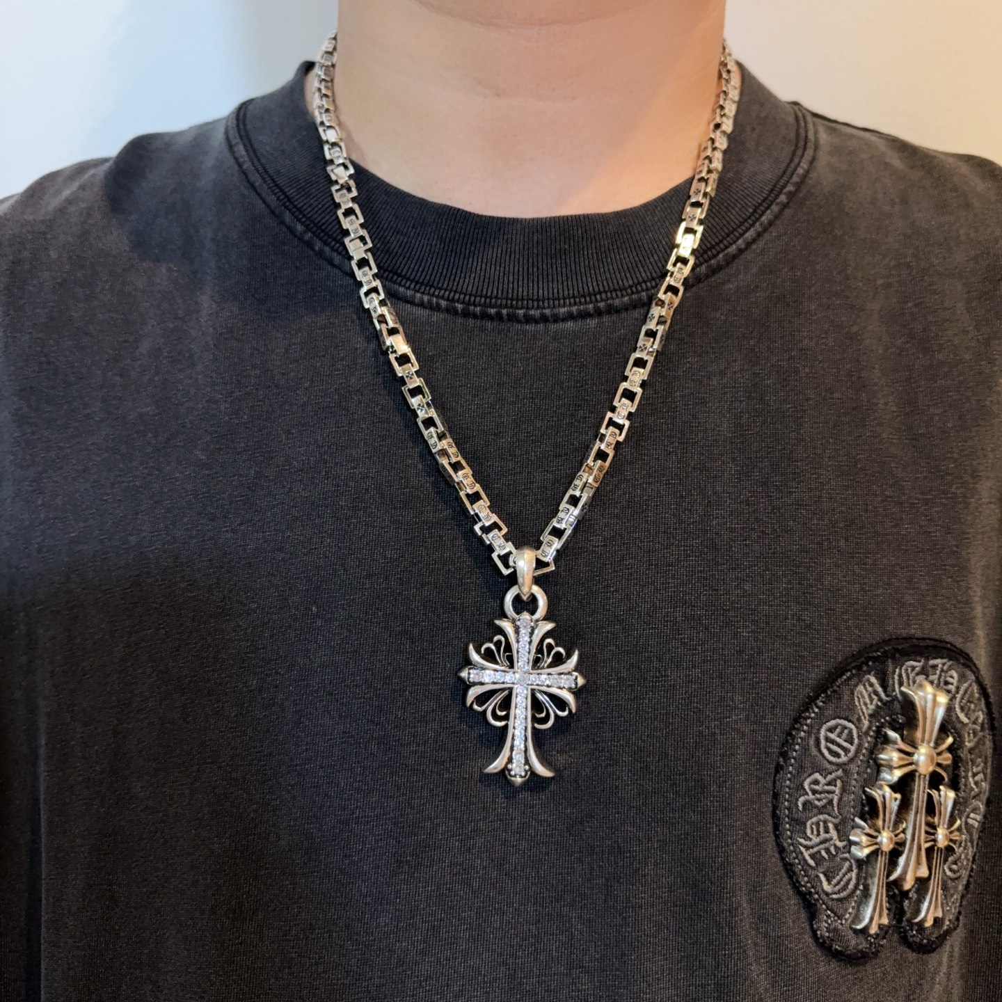 NO:678580,Batch of new [counter quality] Chrome Hearts classic cross necklace, full diamond cross pendant, concave and convex shapes with different pattern design styles, showing a distinctive cross. The Scout flower is the symbol of Chrome Hearts, so it is more durable. Genuine pattern-printed Chrome Hearts distinguishes the ordinary light version in the market. Match the version and standard quality. Look at the printing details. The degree of retro ash oxidation. Seiko version!  !  !  Purely handmade ~ Authentic open mold fashion essentials. Can be worn by both men and women. Same style for couples. Official website original. Rock punk Thai silver style. Retro elements. Trendy and versatile!  , jewelry boutique, chrome hearts, chrome hearts, necklace19860909批 新款【专柜品质】Chrome Hearts克罗心经典十字架项链 满钻十字架吊坠 凹凸造型不同的花纹设计风格 呈现出与众不同 十字架 童军花是克罗心的志 所以更经久不衰 正品打版Chrome Hearts克罗心 区别市场普通轻版 对版对标品质 看字印细节 复古做旧灰氧程度.精工版本！！！ 纯手工打造 ～正品开模潮流时尚必备 男女均可佩戴 情侣同款 官网原版 摇滚朋克泰银风格 复古元素 潮流百搭！,饰品精品,chrome hearts,chrome hearts,necklace,Jewelry